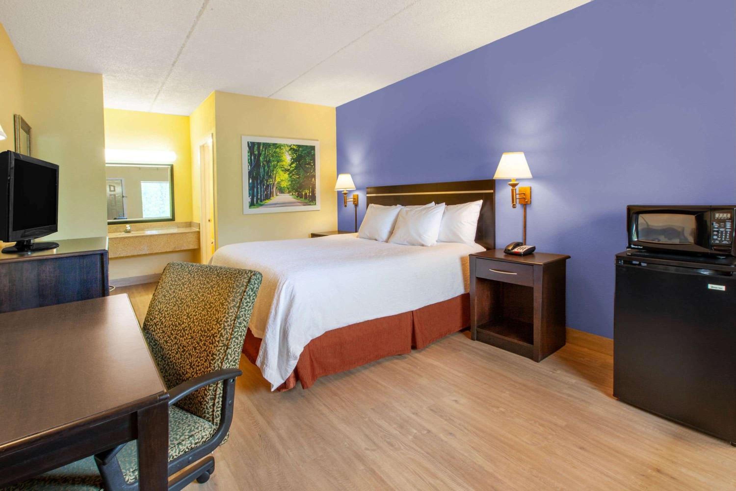 King Room - Non-Smoking - Photo 2