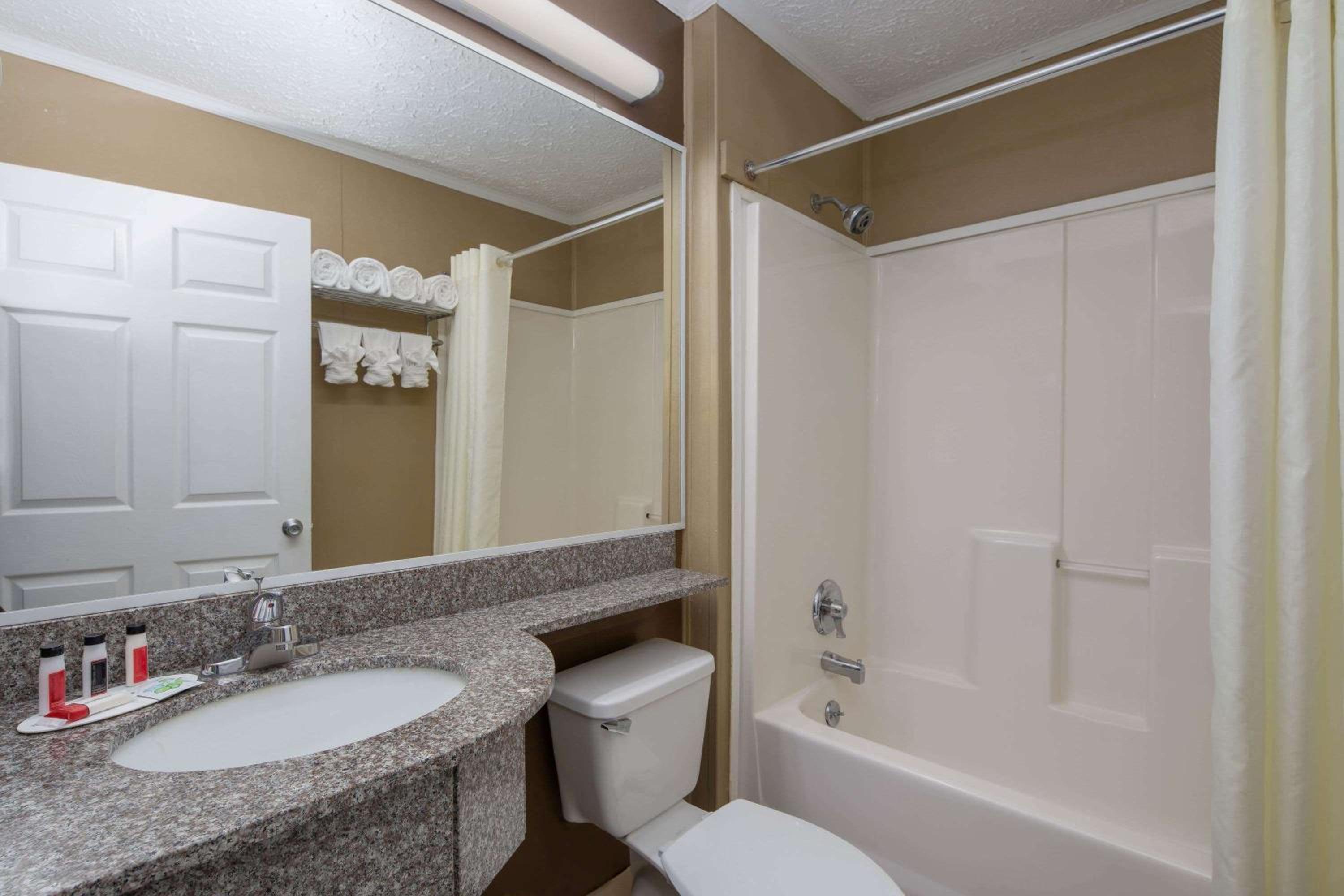 Queen Room - Non-Smoking - Photo 2