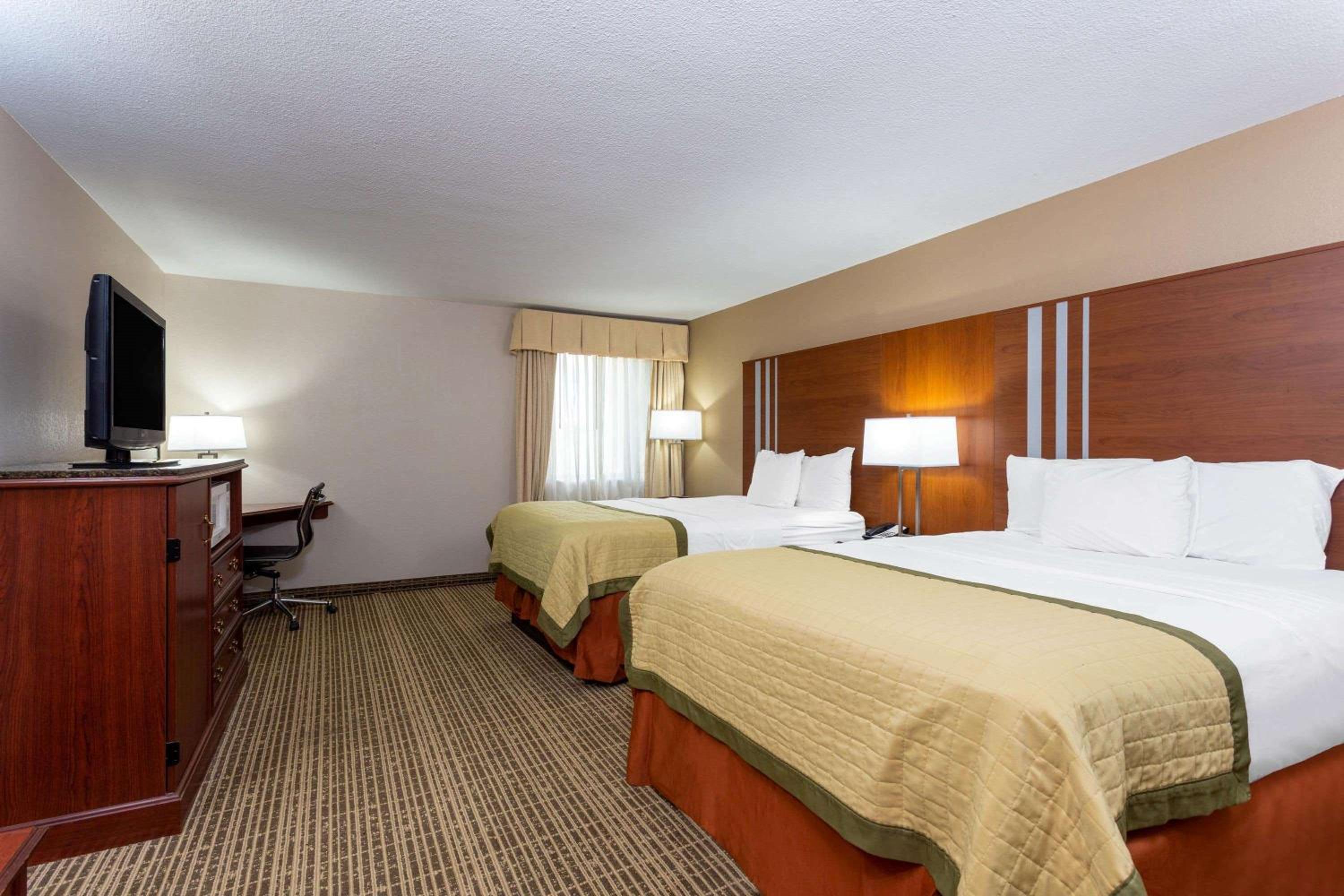 Double Room with Two Double Beds - Non-Smoking - Photo 3