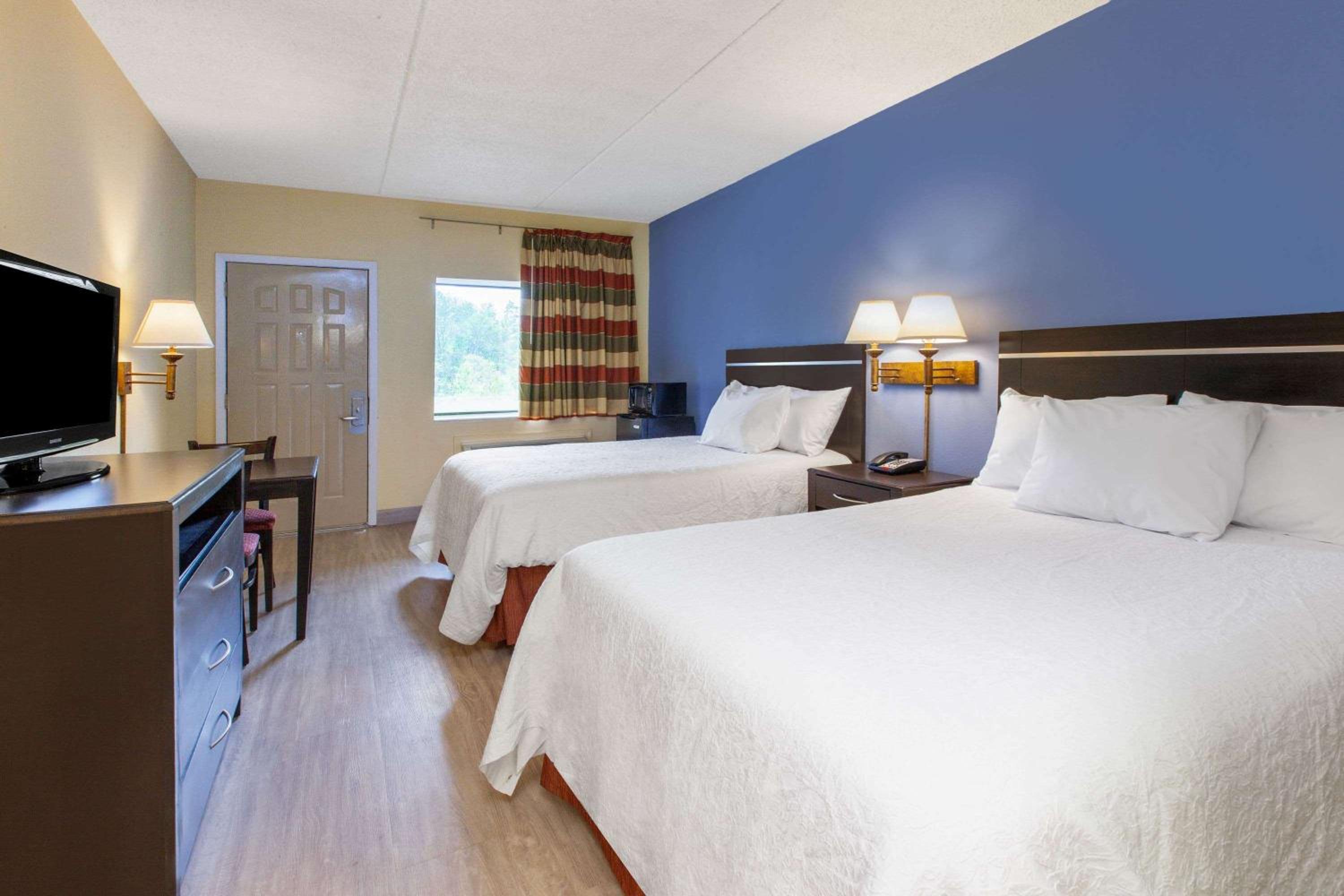 Queen Room with Two Queen Beds - Pet Friendly/Non-Smoking - Photo 3