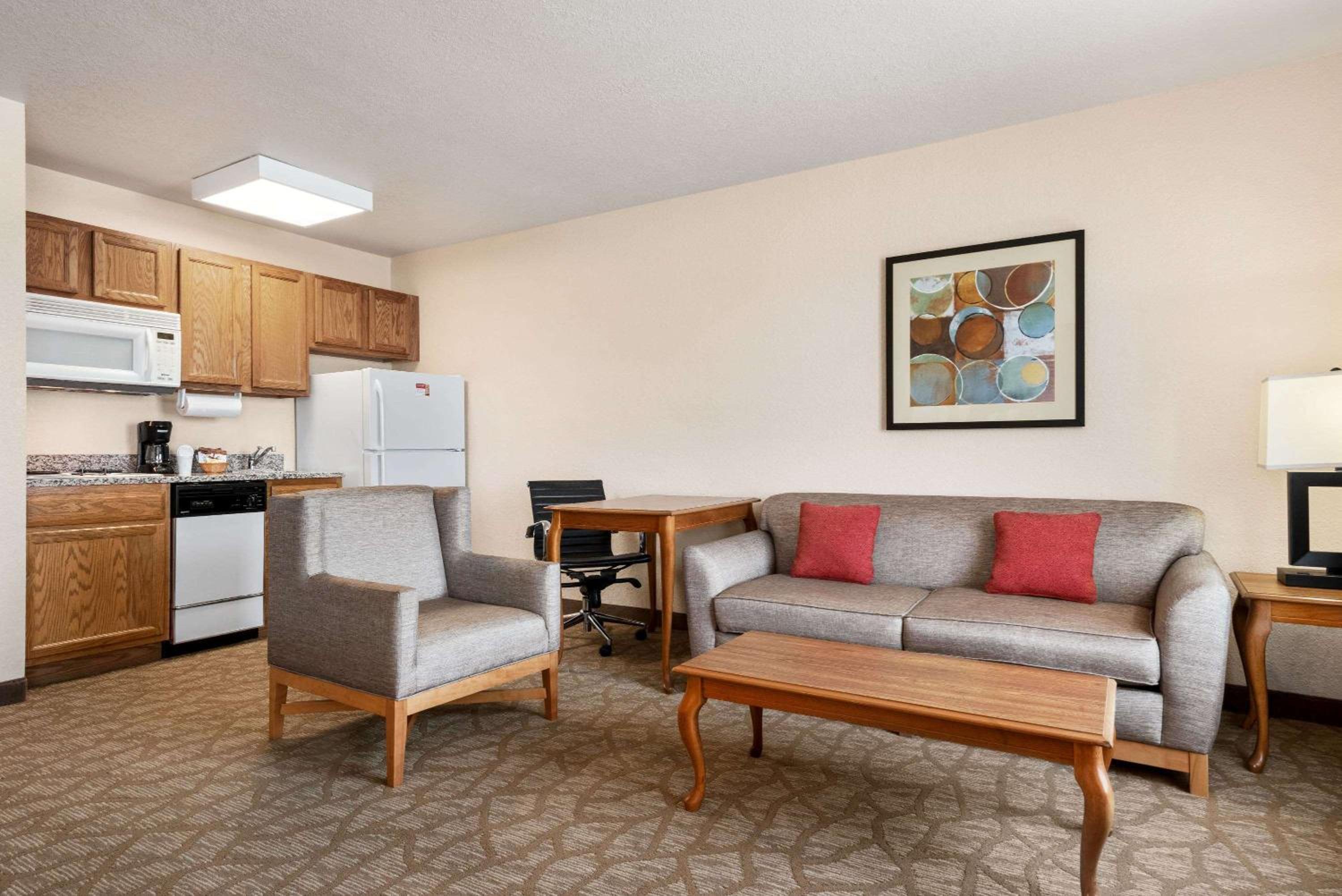 Deluxe Queen Room with Sofa Bed- Non-Smoking - Photo 7