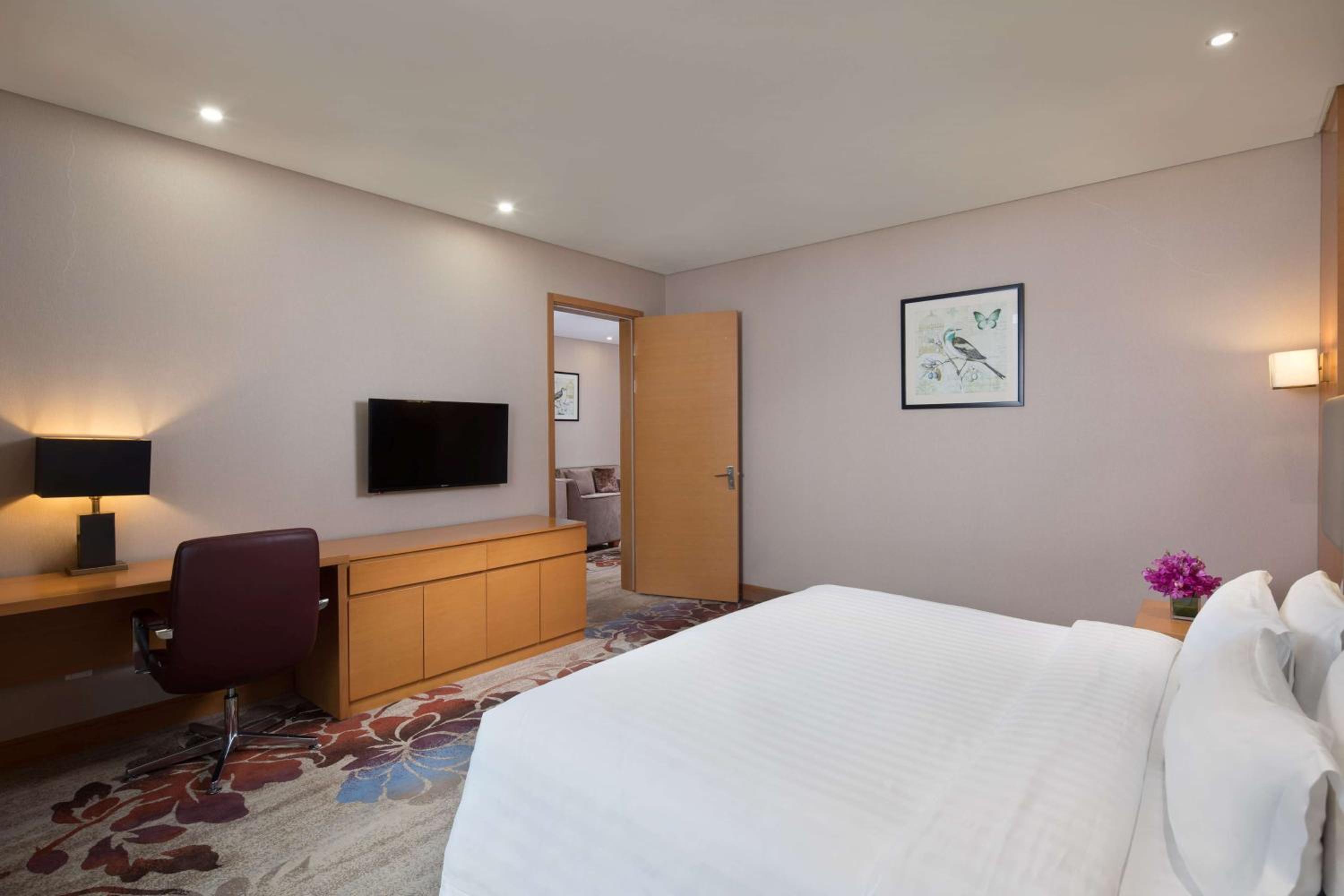 Executive King Suite - Non-Smoking - Photo 2