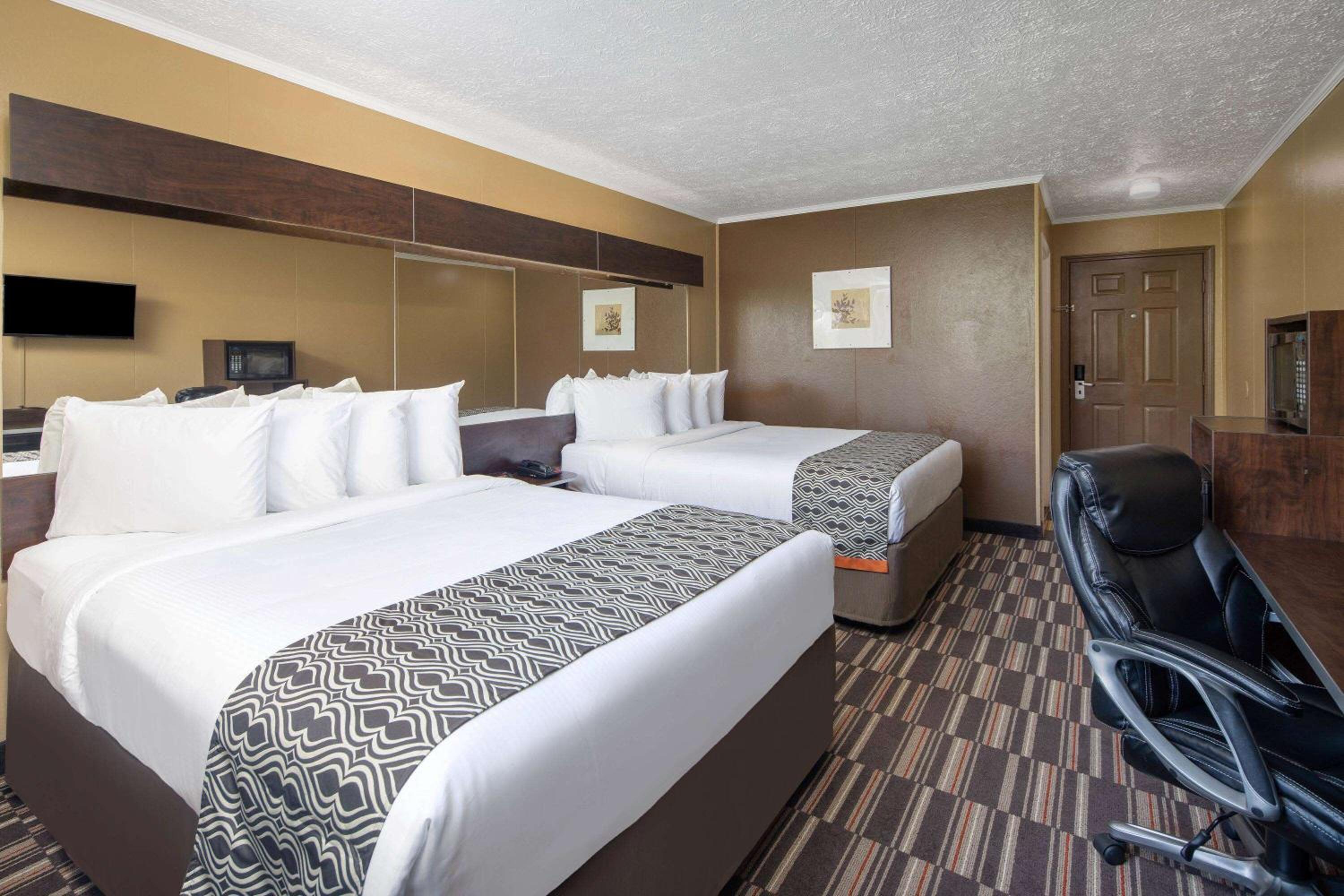 Queen Room with Two Queen Beds - Non-Smoking - Photo 3
