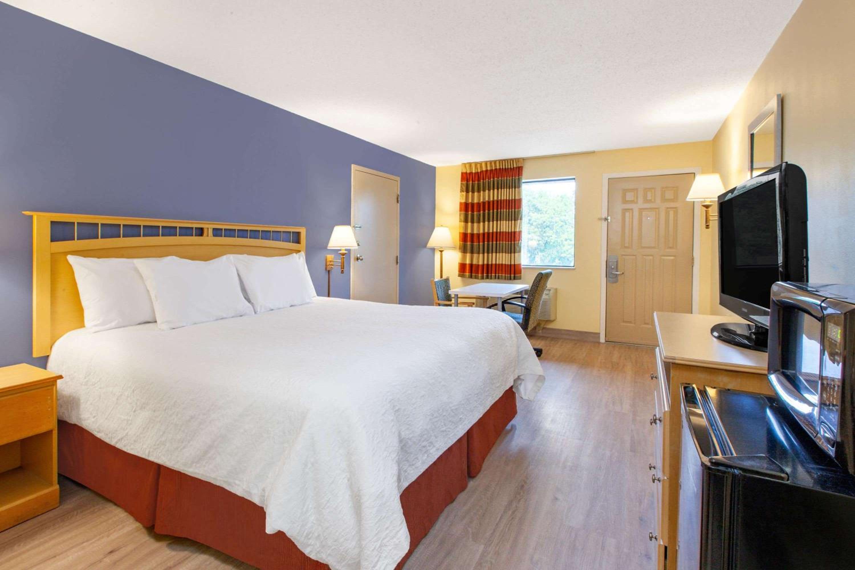 King Room - Non-Smoking - Photo 5