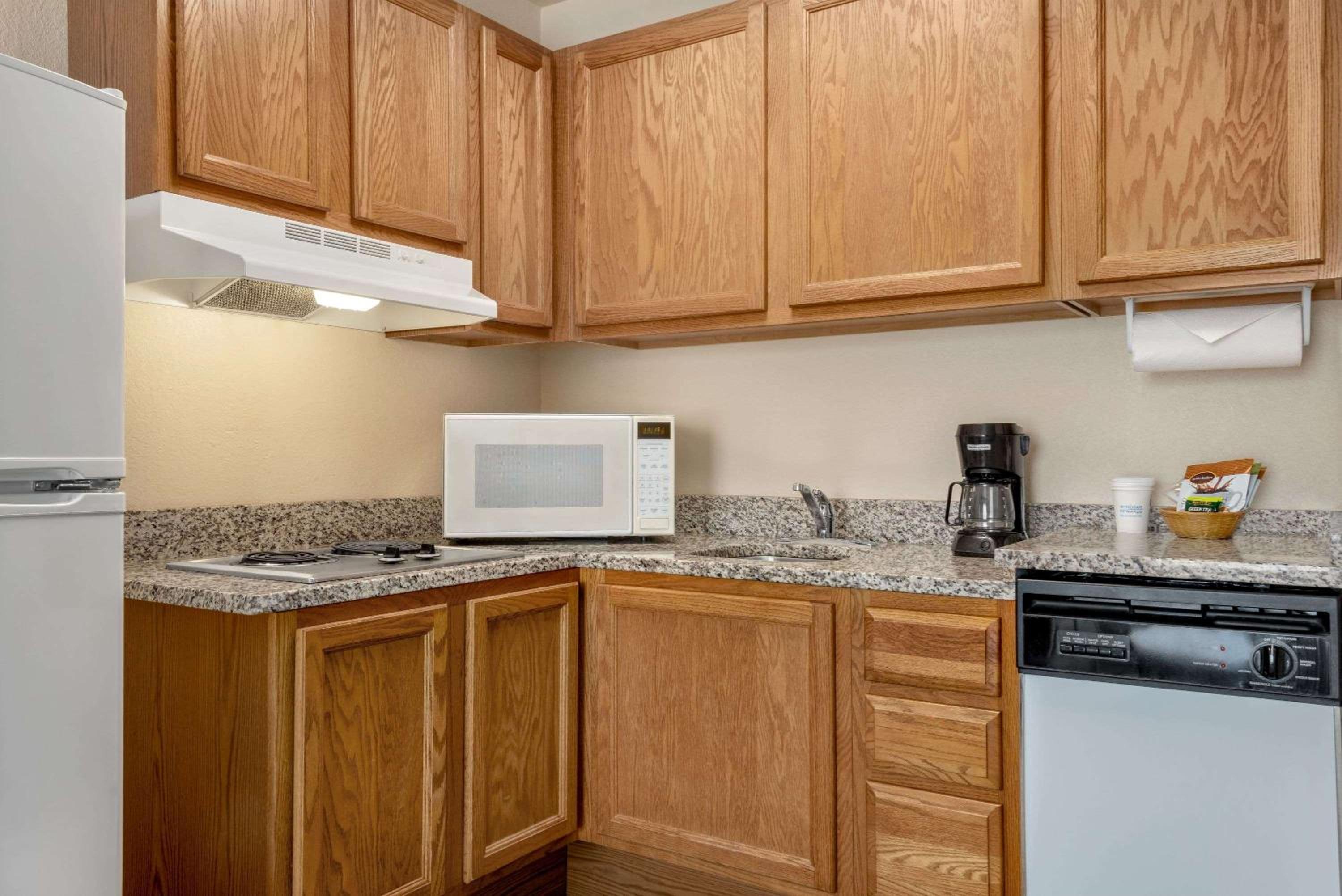 Deluxe Queen Room with Sofa Bed- Non-Smoking - Photo 4