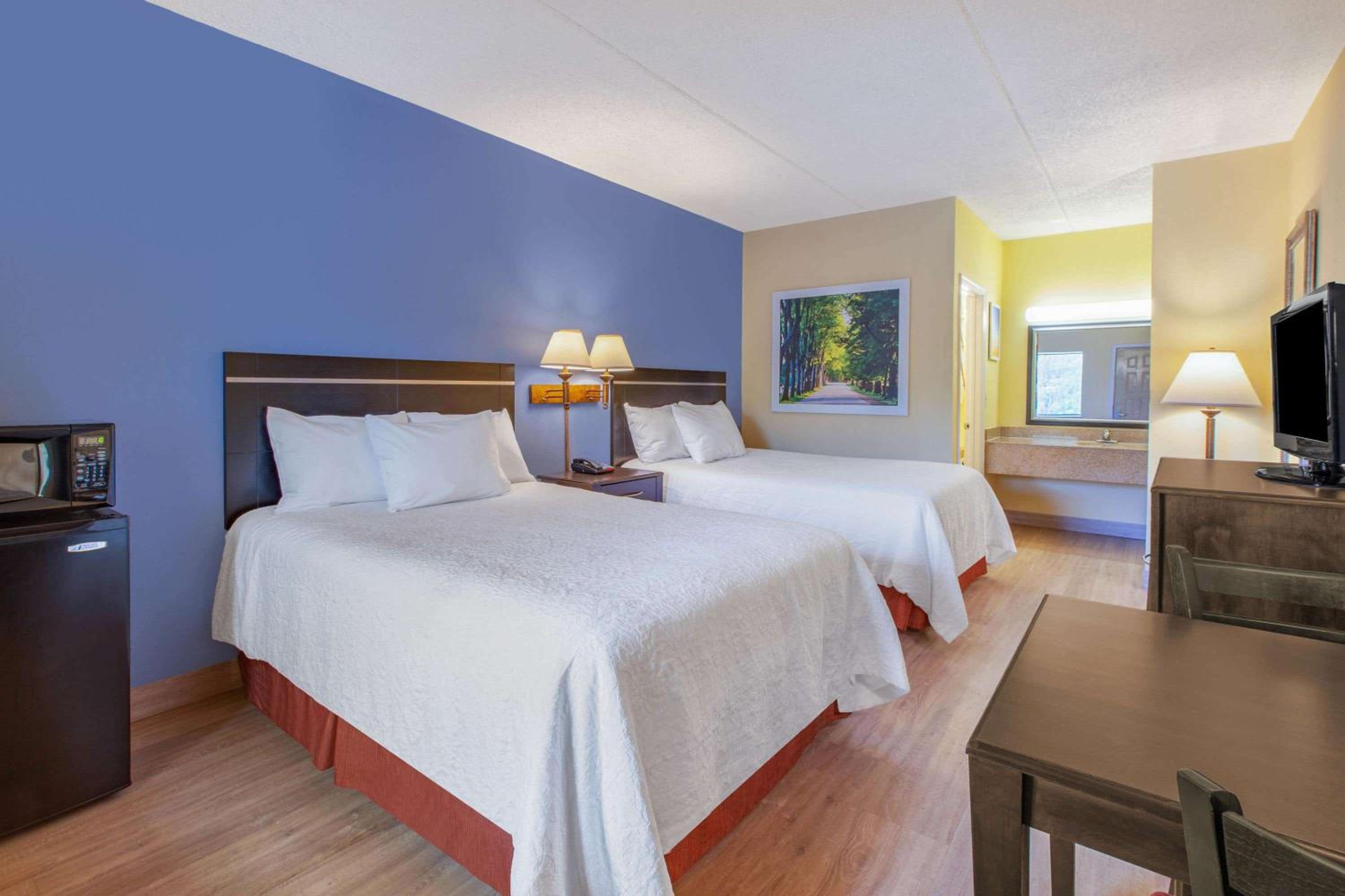 Queen Room with Two Queen Beds - Pet Friendly/Non-Smoking - Photo 5