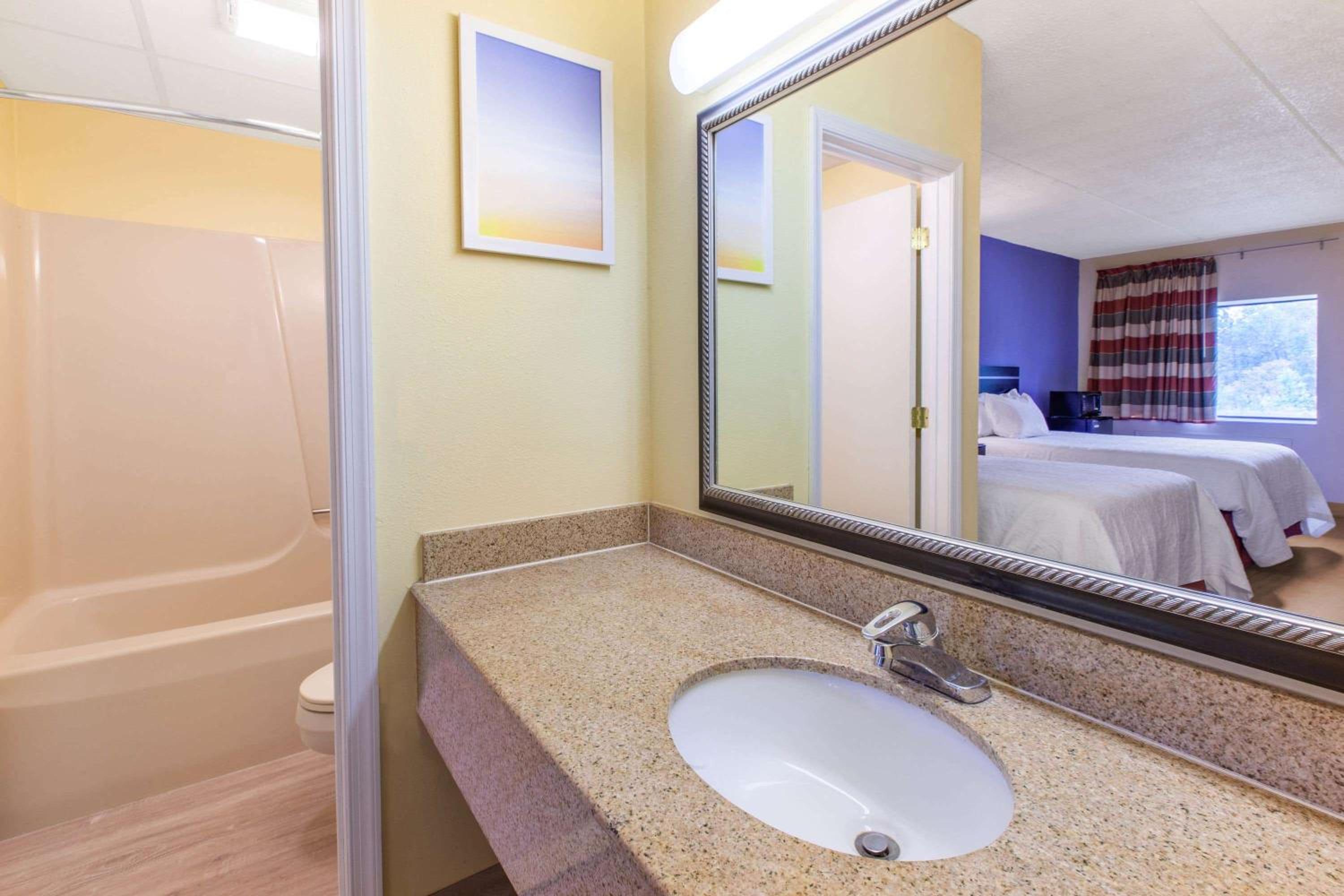 King Room - Non-Smoking - Photo 4