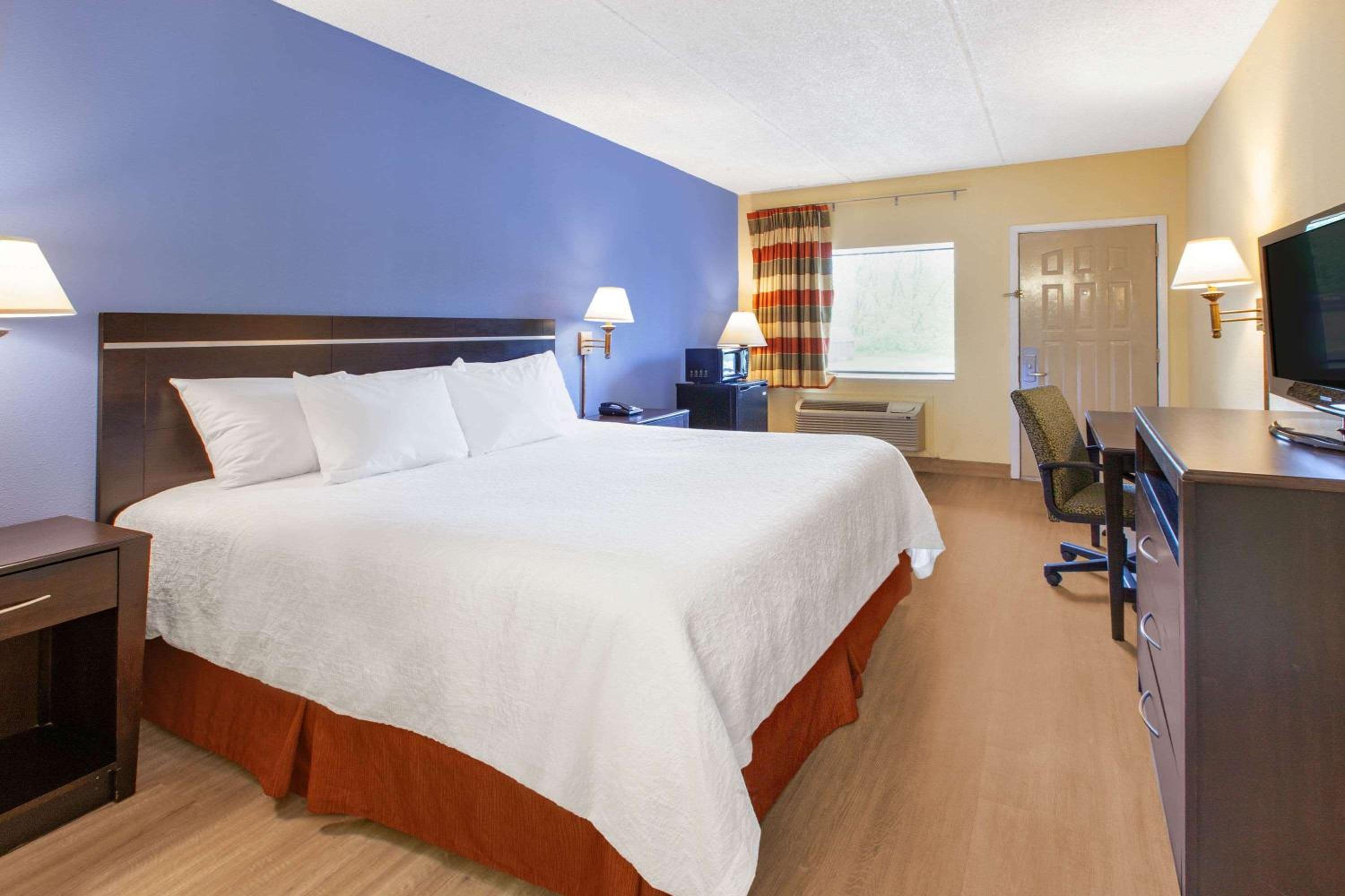King Room - Non-Smoking - Photo 3
