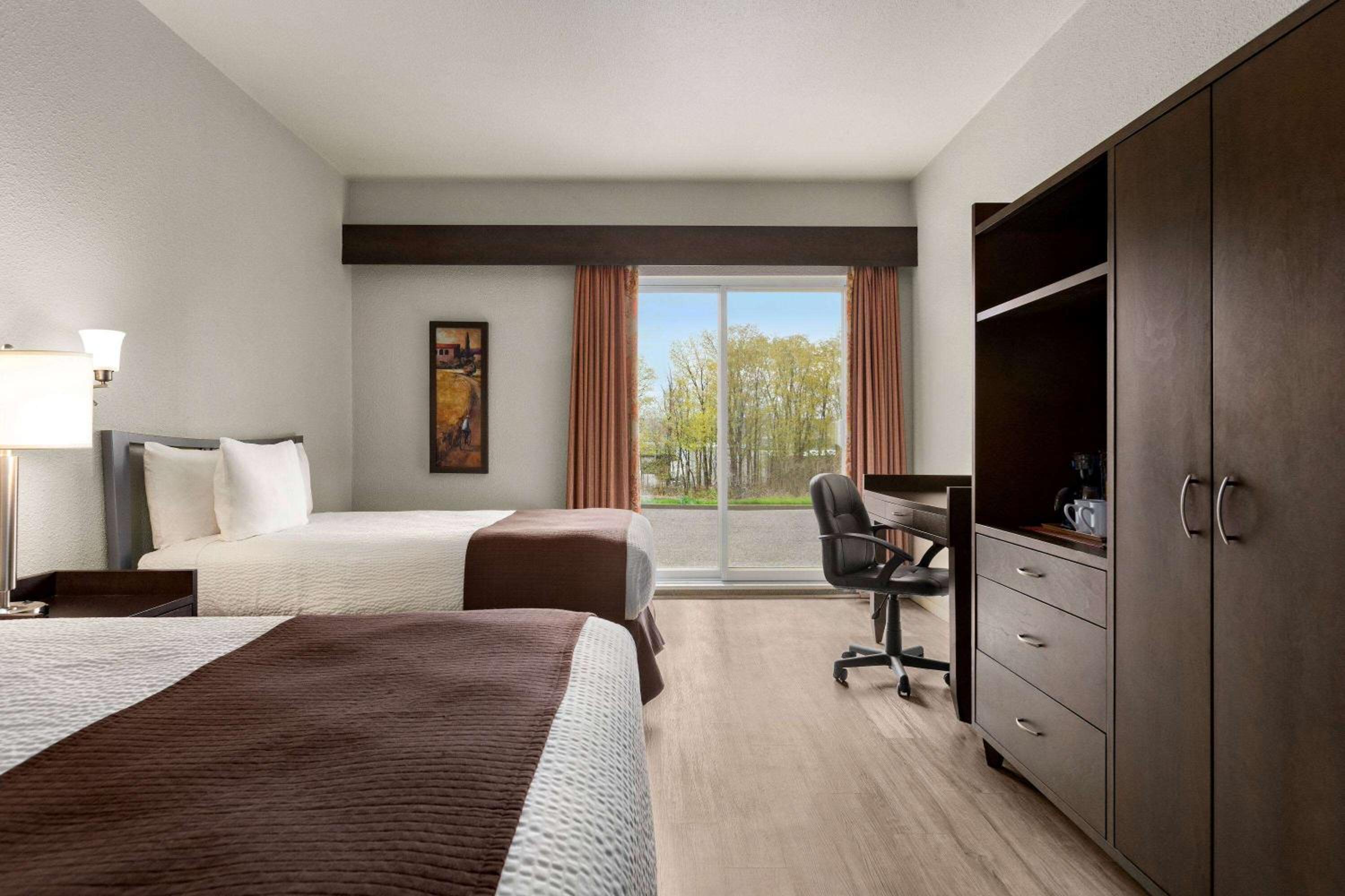 Double Room with Two Double Beds and Poolside - Non-Smoking - Photo 4
