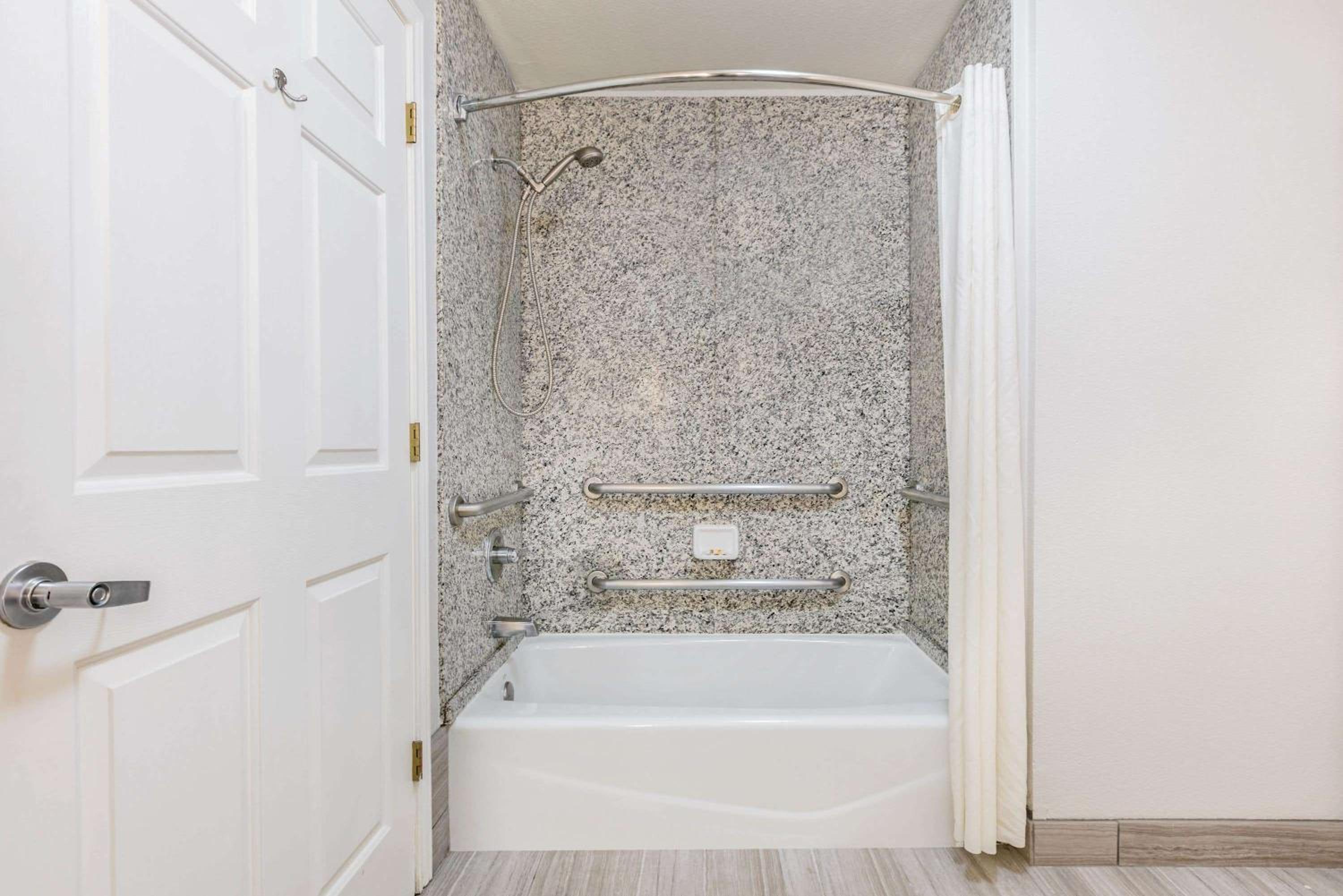 King Room with Bath Tub - Mobility/Hearing Accessible - Non-Smoking - Photo 5