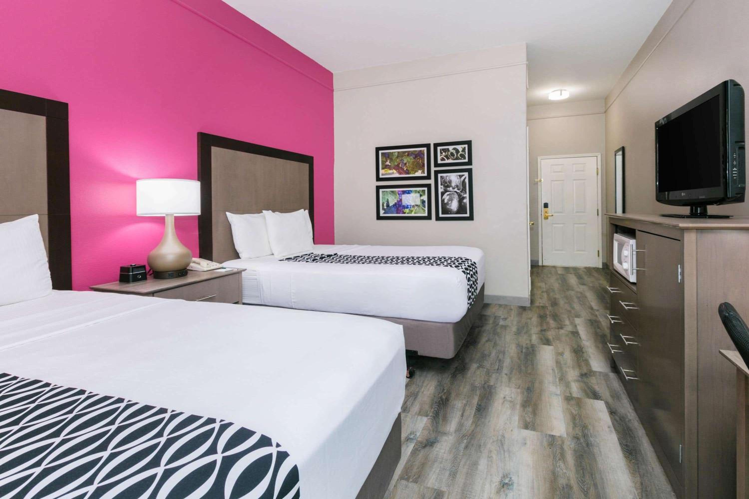 Queen Room with Two Queen Beds - Non-Smoking - Photo 1