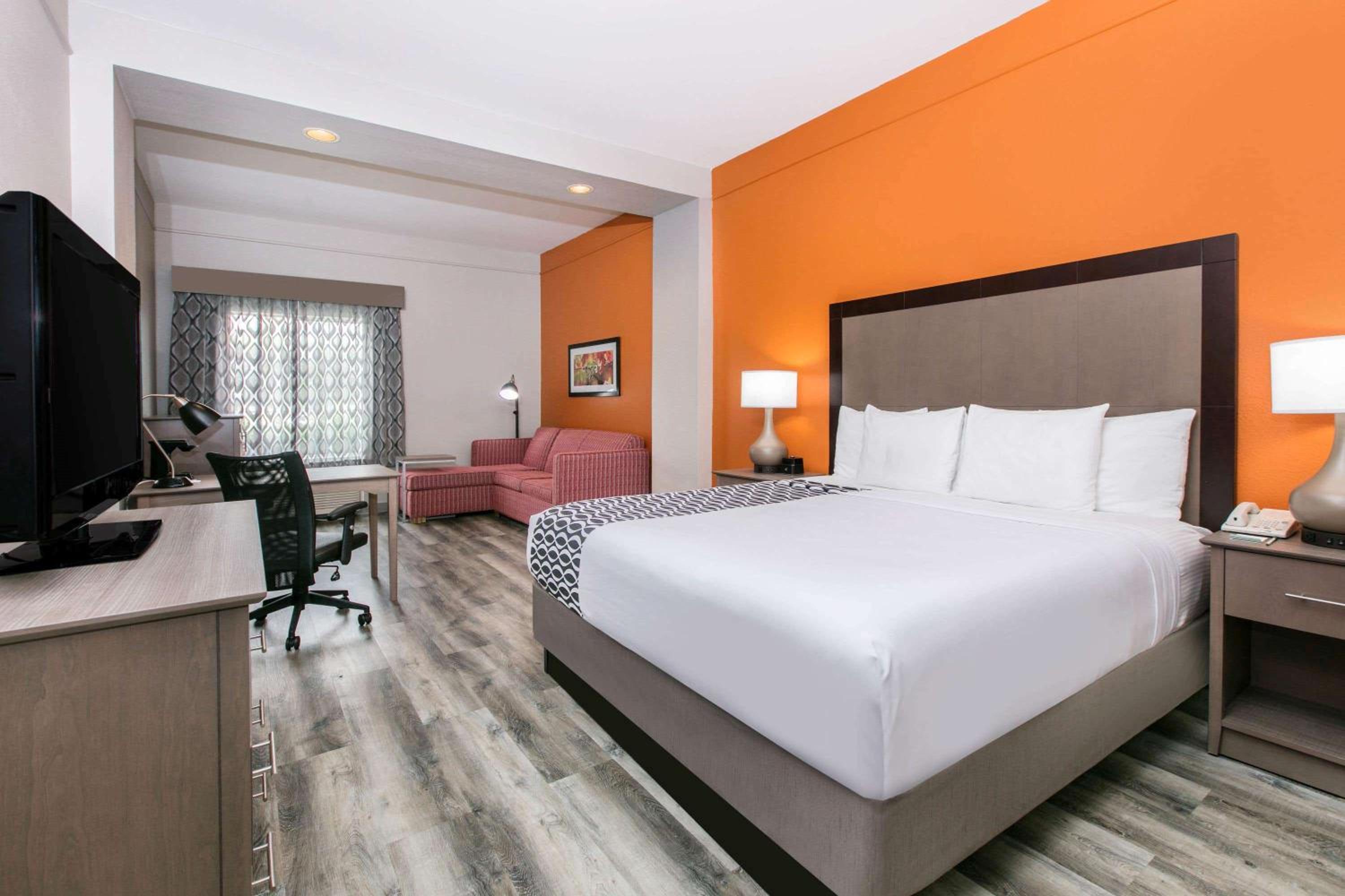 Deluxe King Studio Suite - Non-Smoking - Photo 1