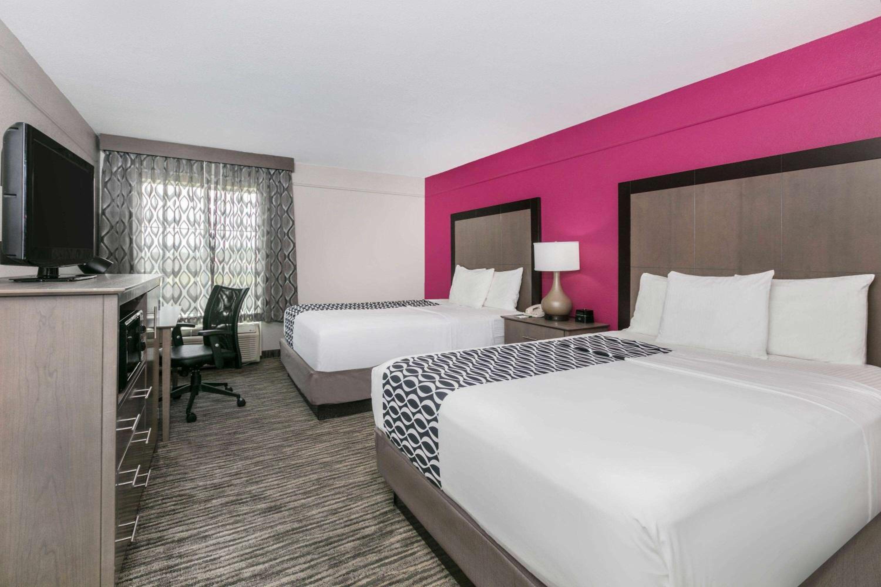 Queen Room with Two Queen Beds - Non-Smoking - Photo 4