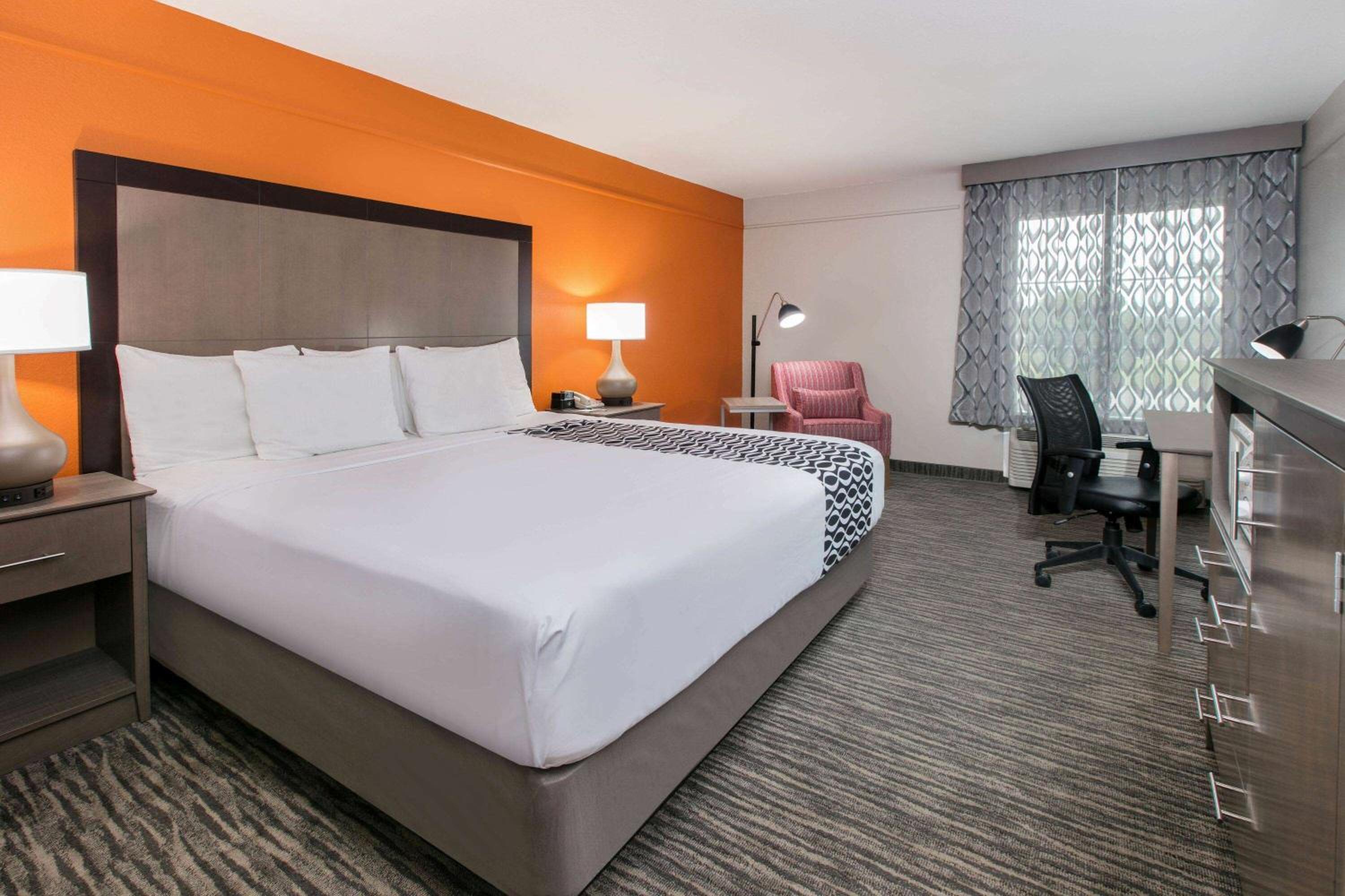 King Room - Non-Smoking - Photo 2