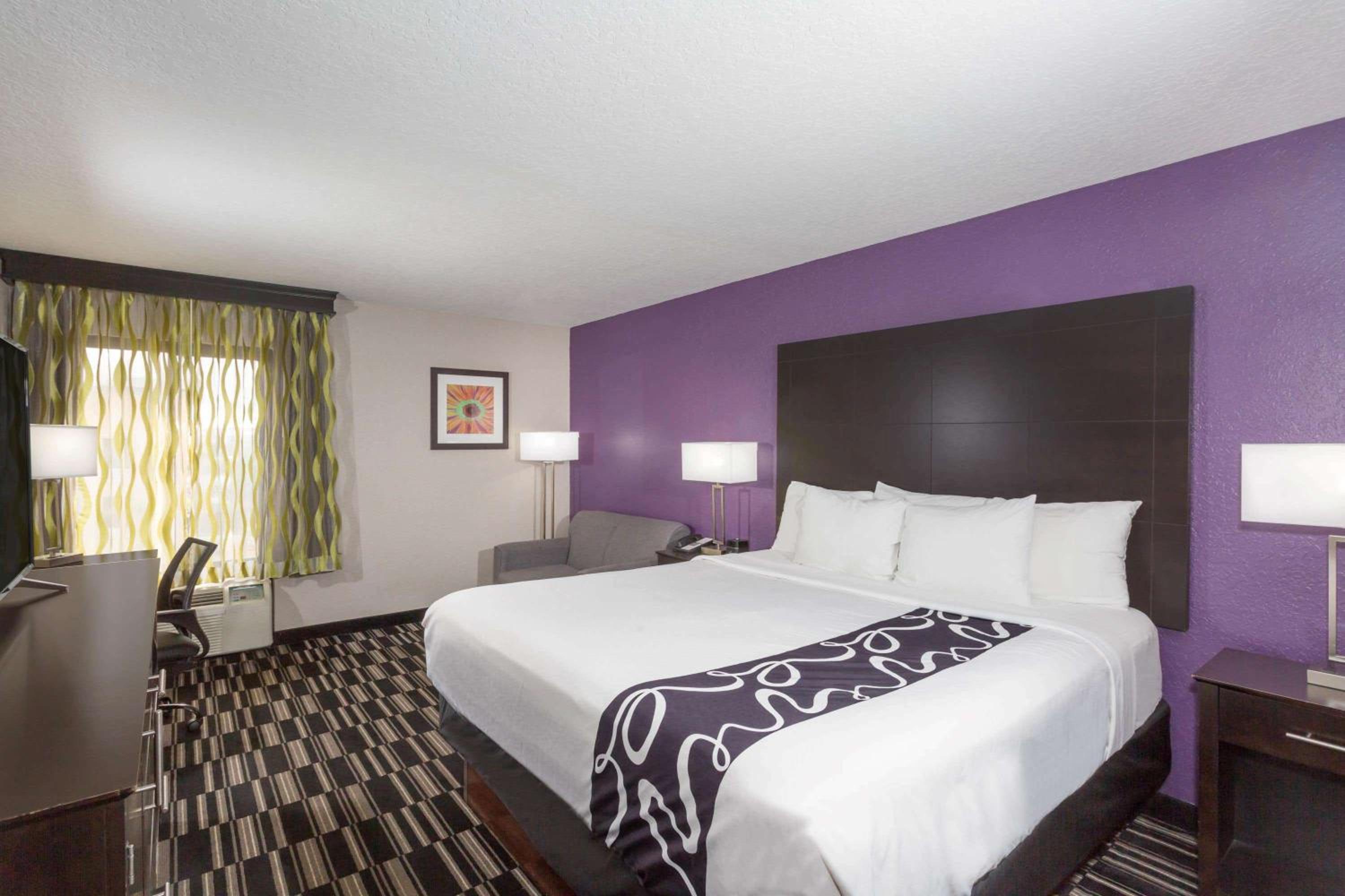 King Room with Bath Tub - Mobility/Hearing Accessible - Non-Smoking