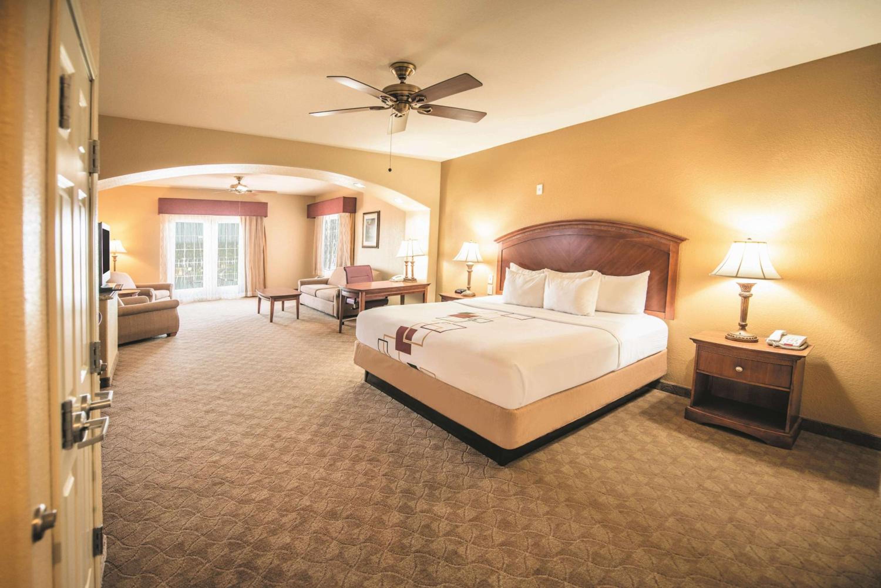 Presidential King Suite with Balcony and Lake View - Upper Floor