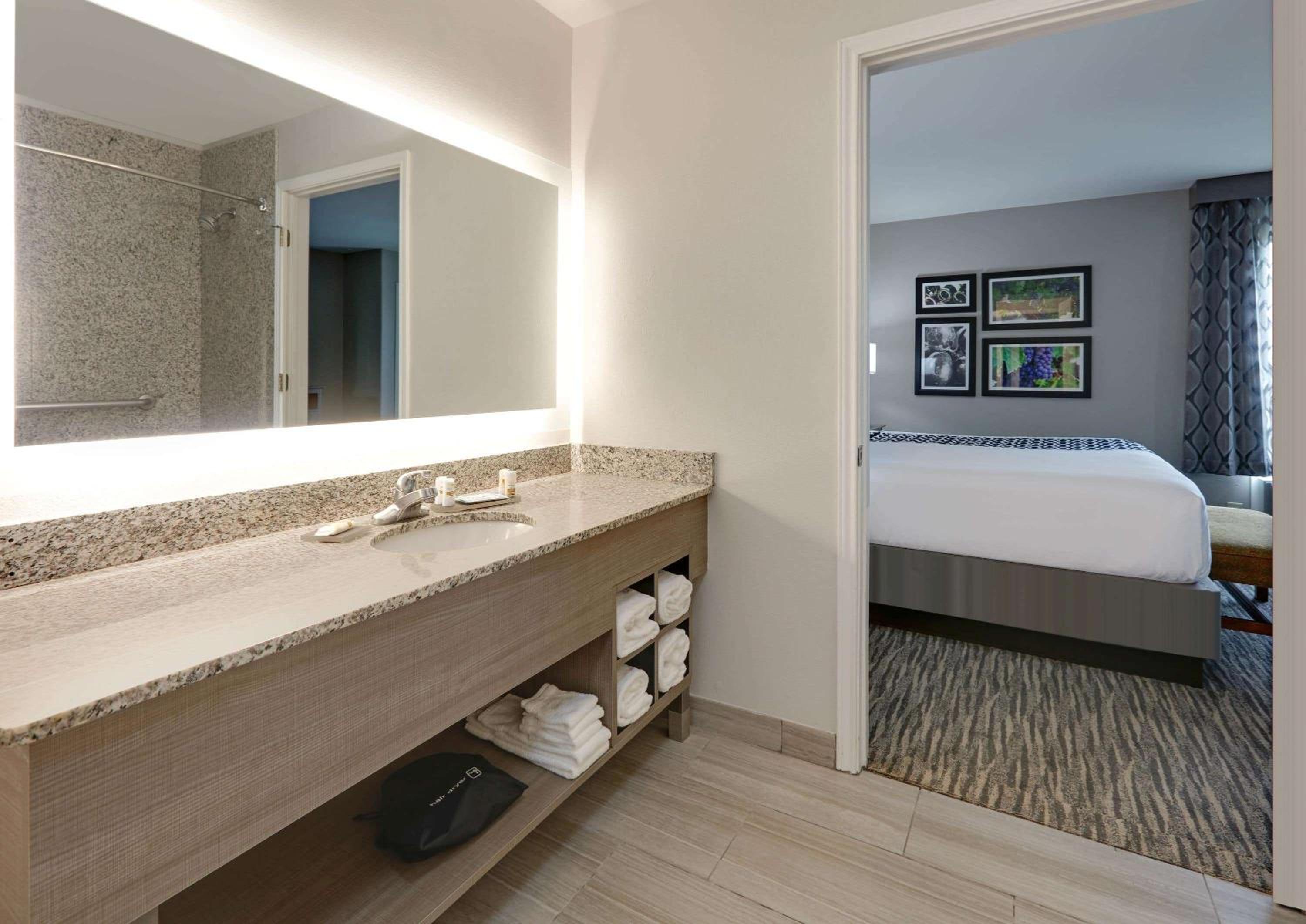One-Bedroom King Suite - Non-Smoking - Photo 2