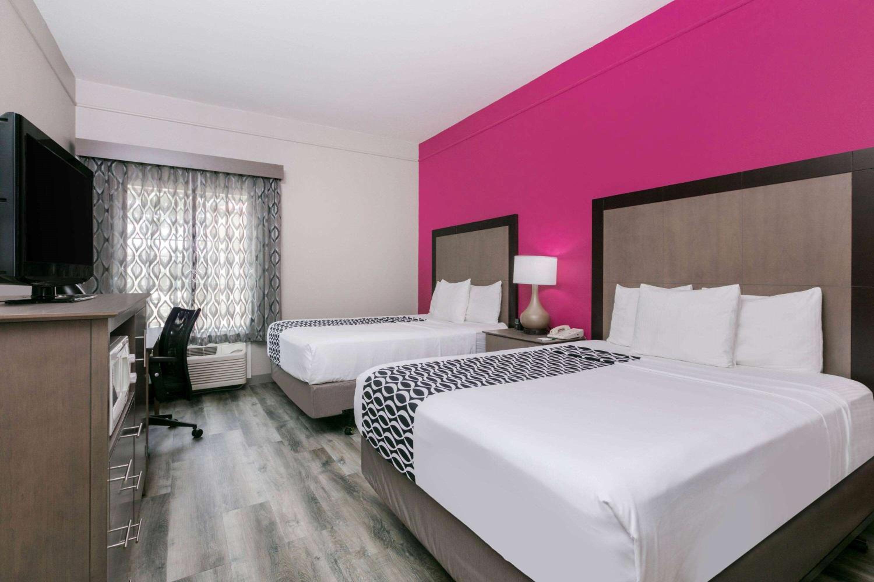 Queen Room with Two Queen Beds - Non-Smoking - Photo 2
