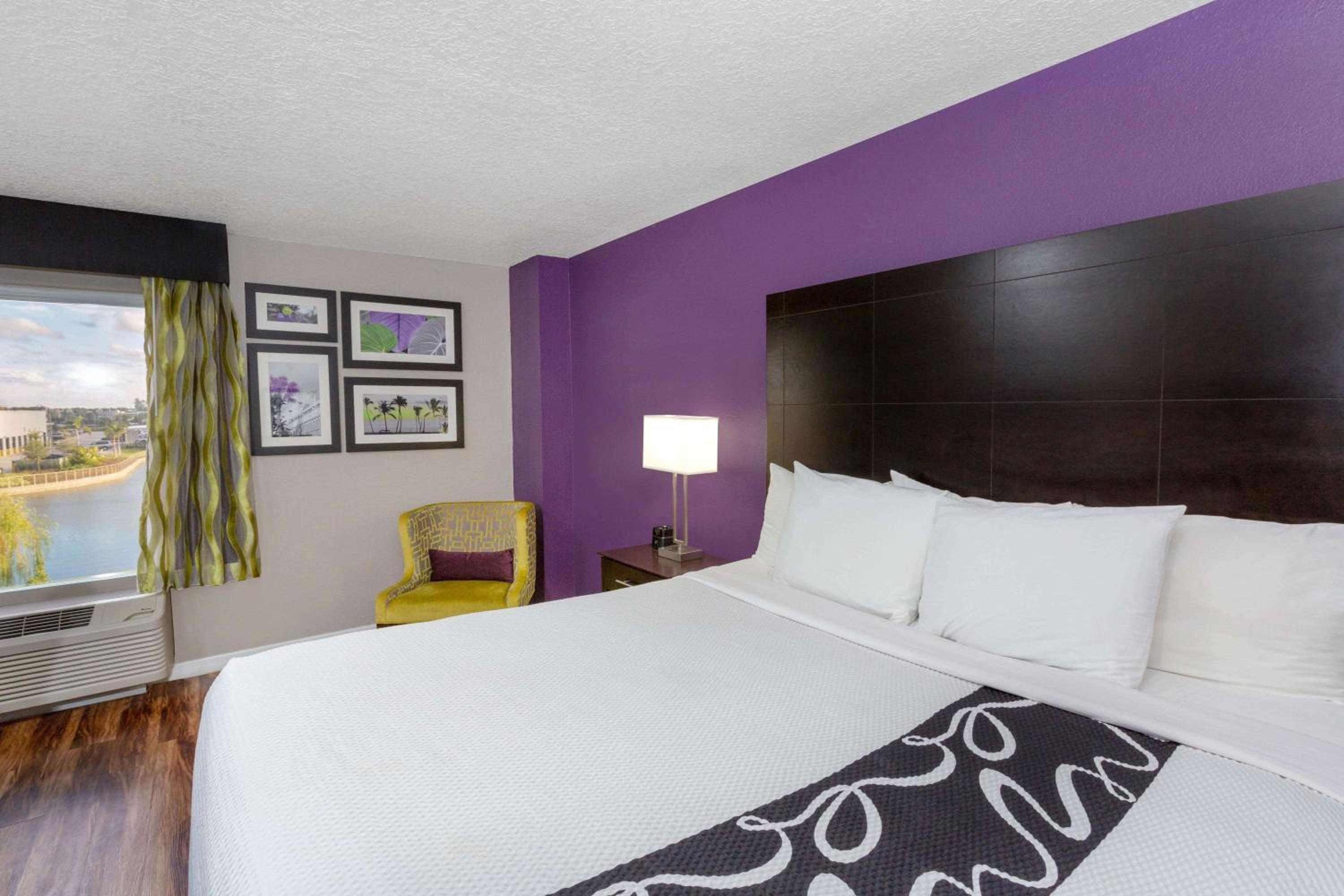 King Room with Bath Tub - Mobility/Hearing Accessible - Non-Smoking