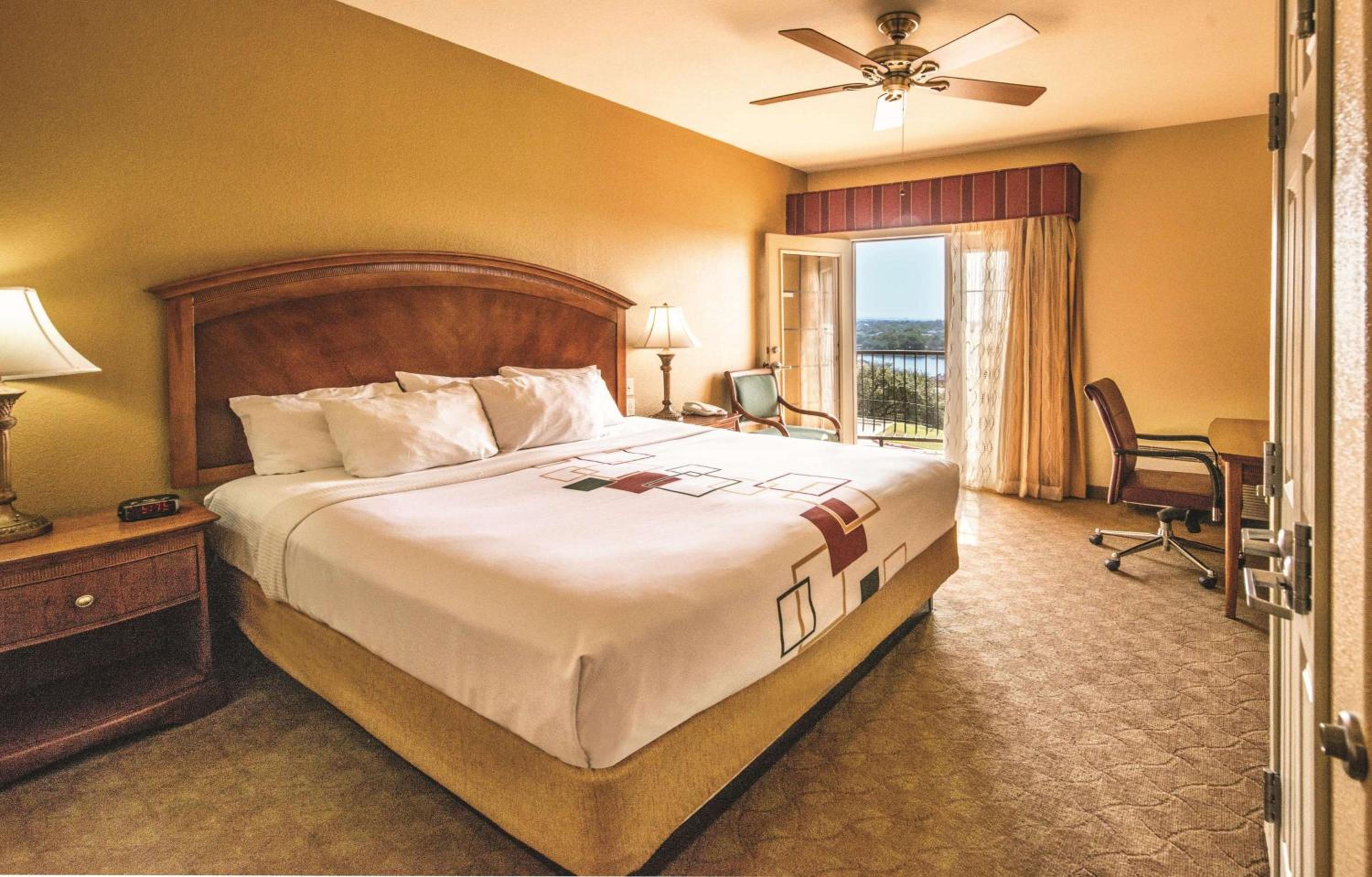 King Room with Balcony and Lake View - 2nd Floor - Photo 2