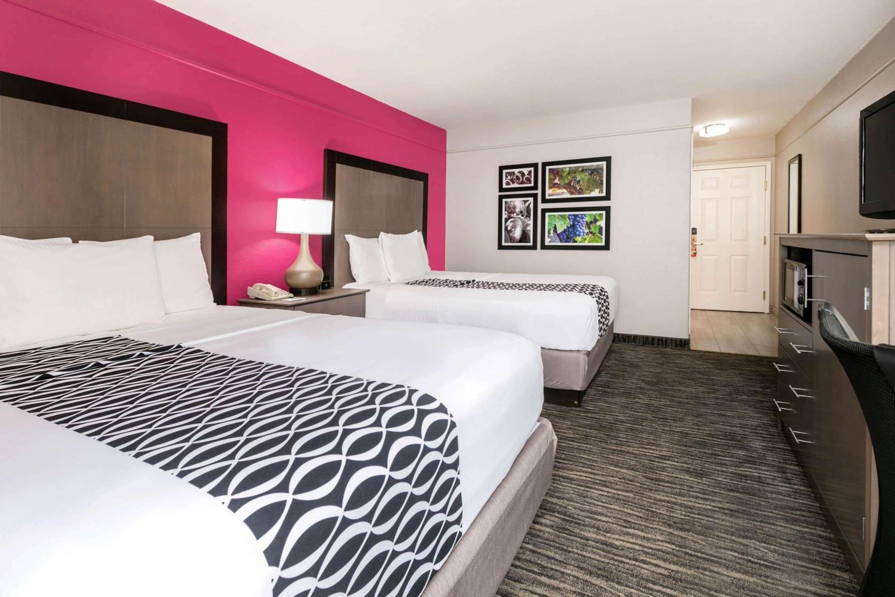 Queen Room with Two Queen Beds - Non-Smoking - Photo 3