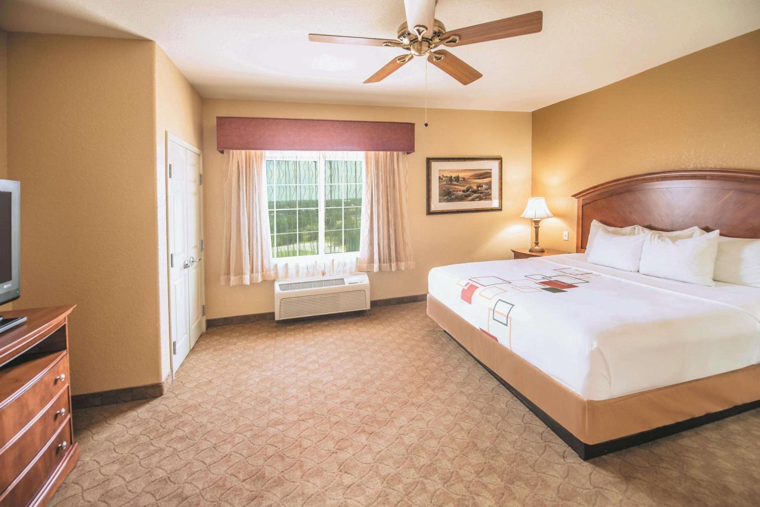 Two-Room King Suite with Balcony and Lake View - 2nd Floor - Photo 2