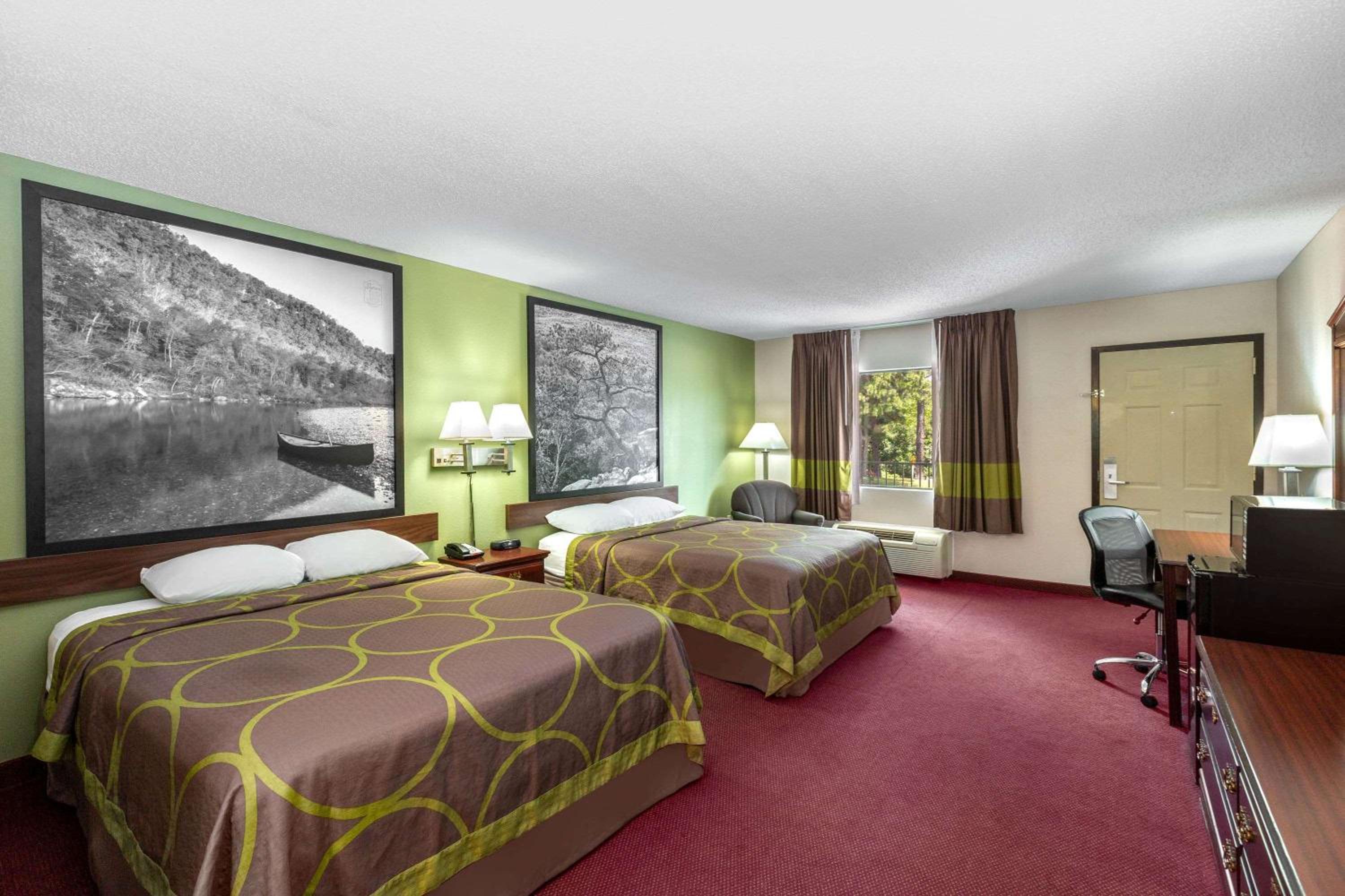 Queen Room with Two Queen Beds - Non-Smoking photo 3