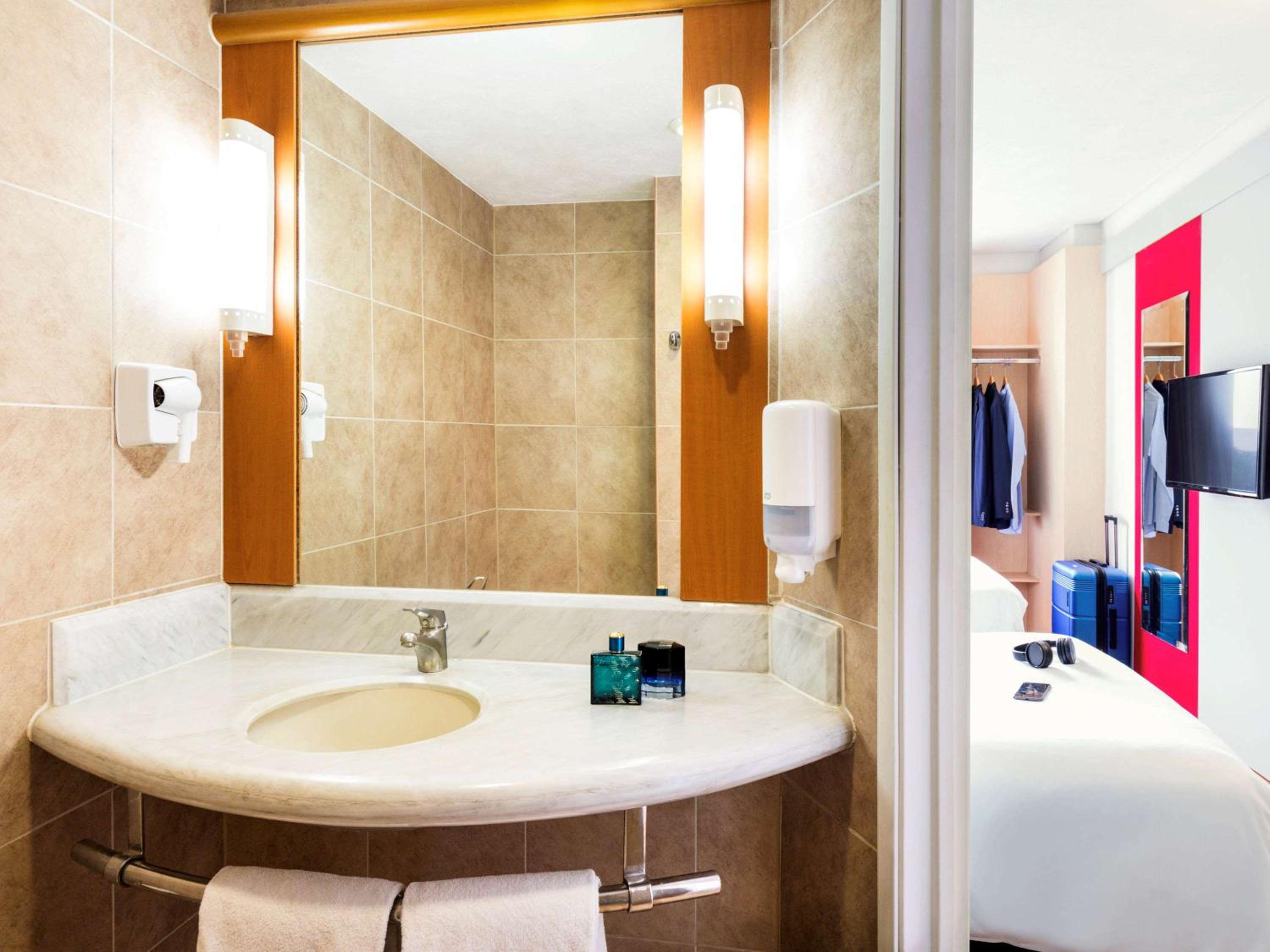 Standard Room with Two Double Beds - Photo 2