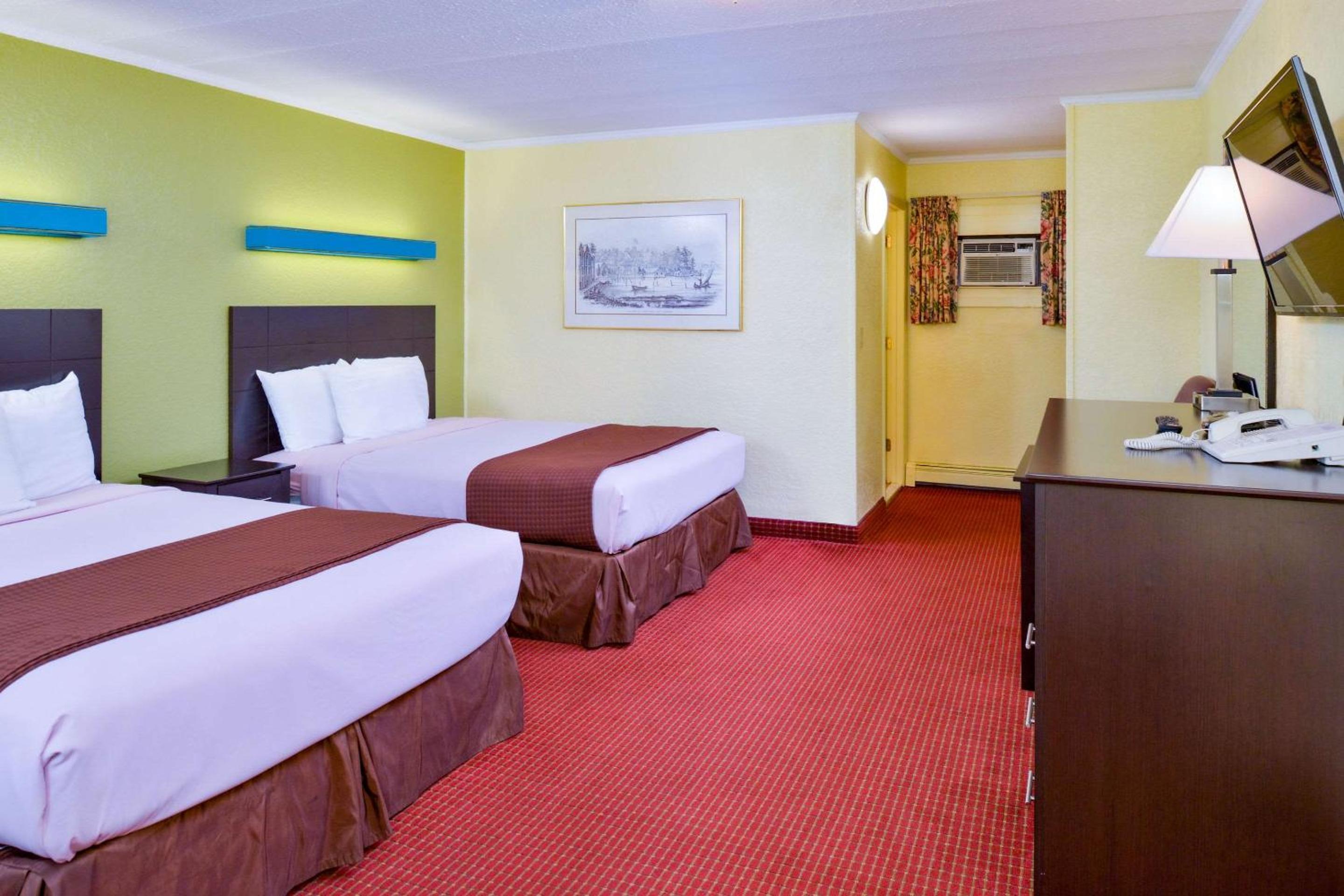 Queen Room with Two Queen Beds - Photo 1