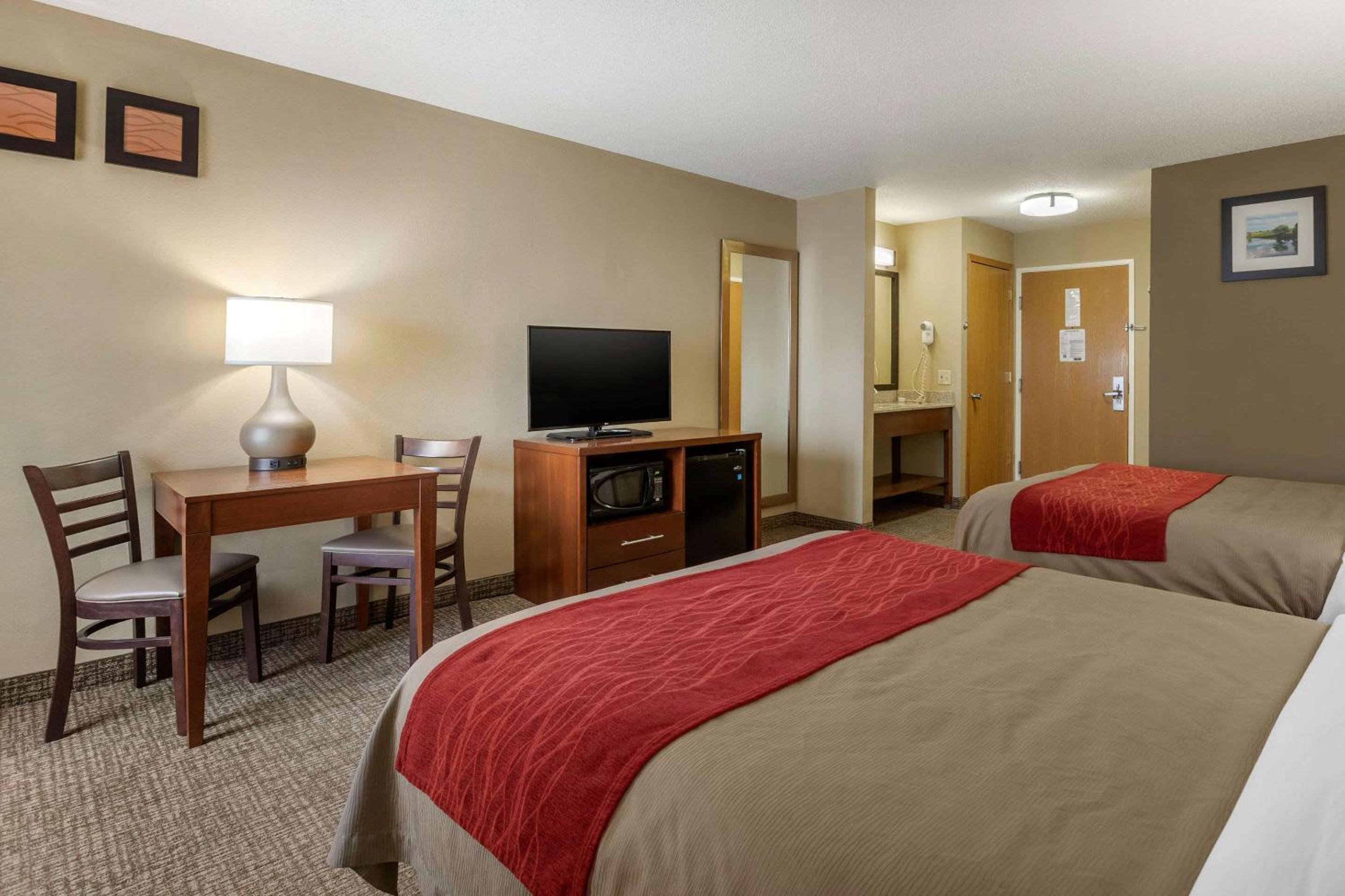 Queen Room with Two Queen Beds - Non-Smoking - Photo 1