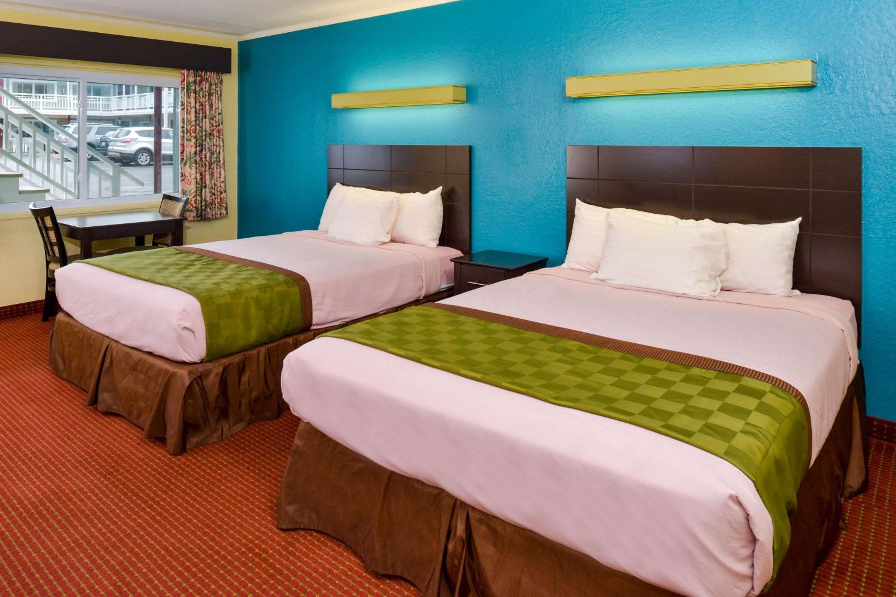Queen Room with Two Queen Beds - Photo 2