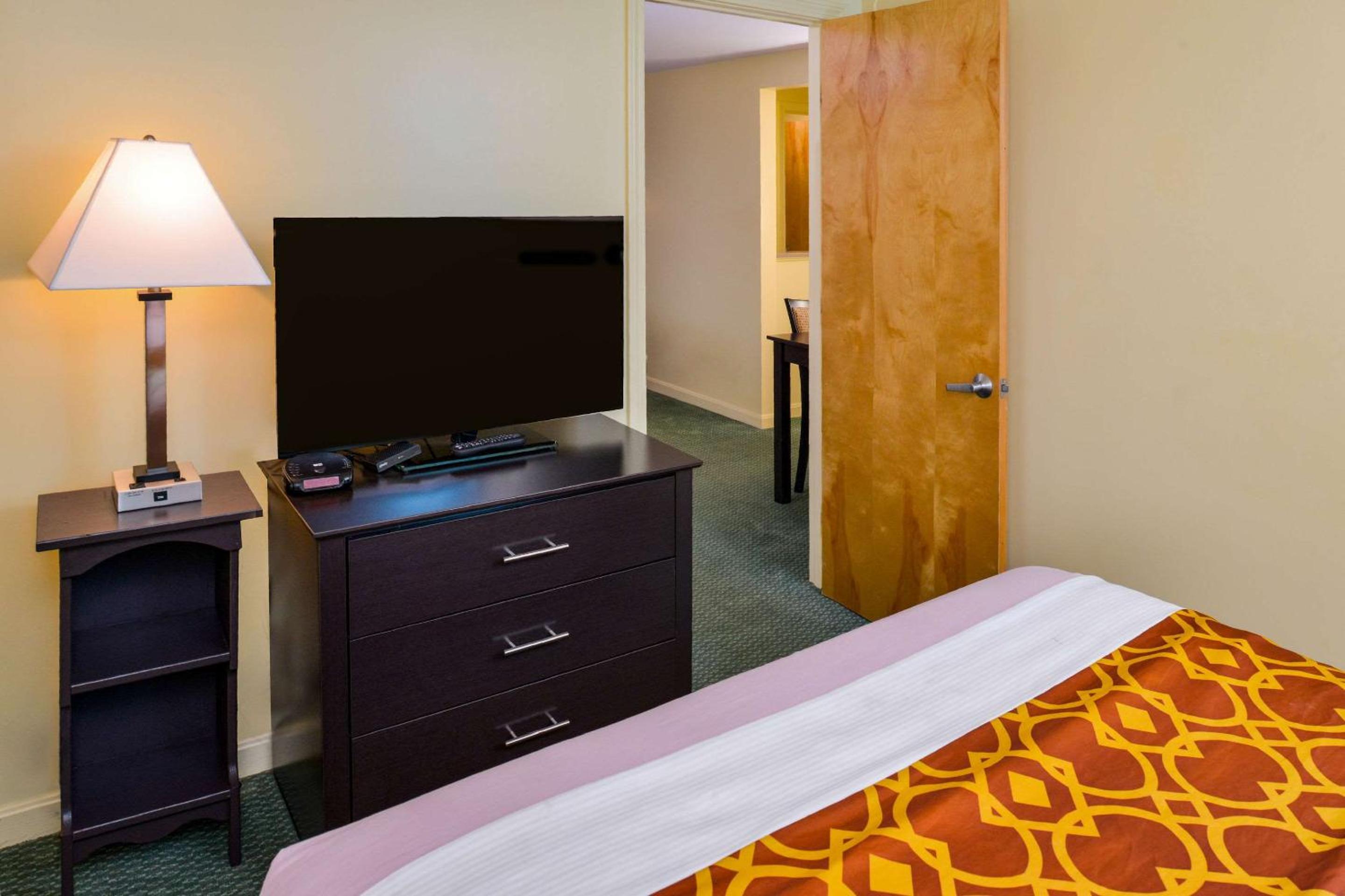 Deluxe Two Bedroom Suite - Photo 6