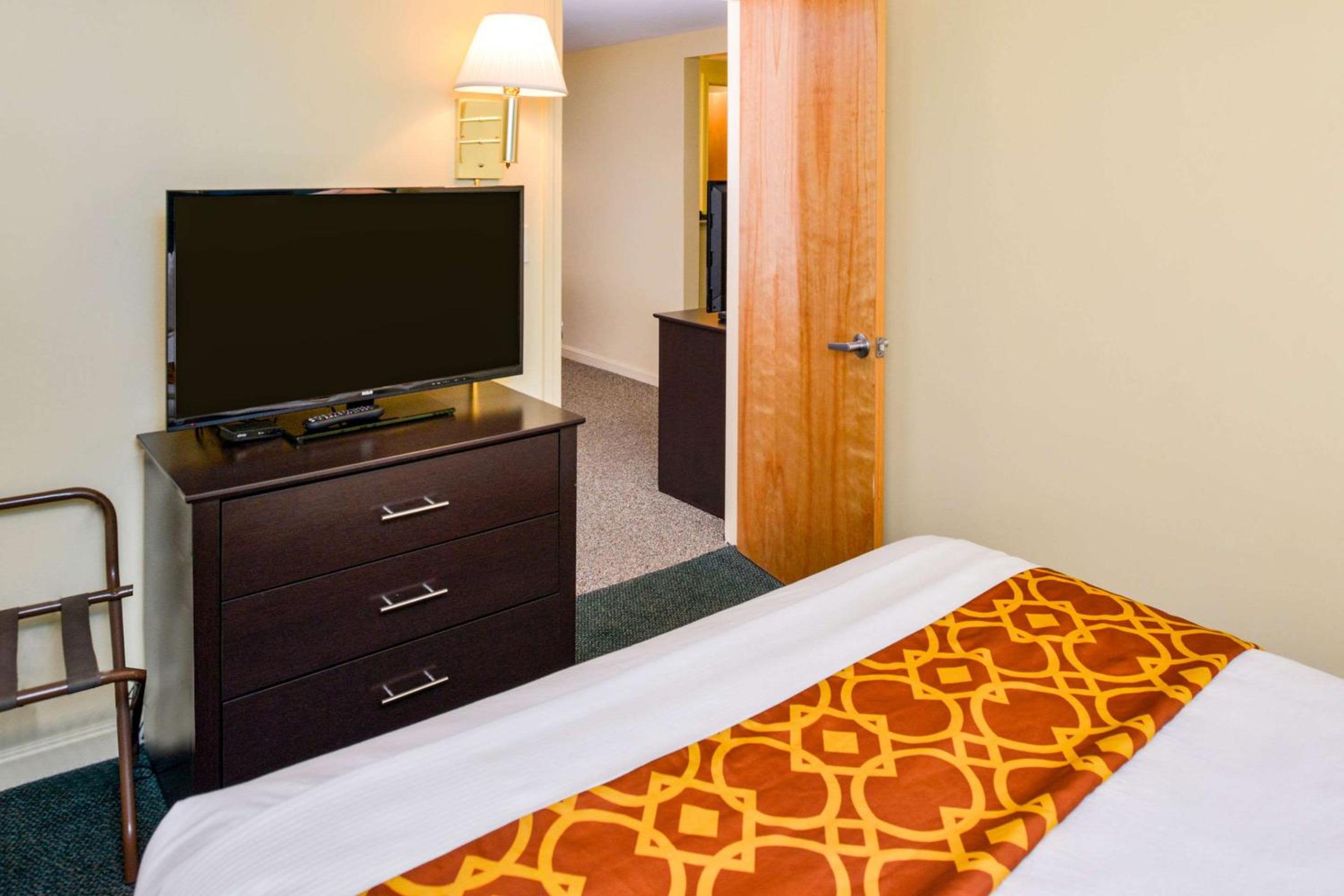 Deluxe Two Bedroom Suite - Photo 3
