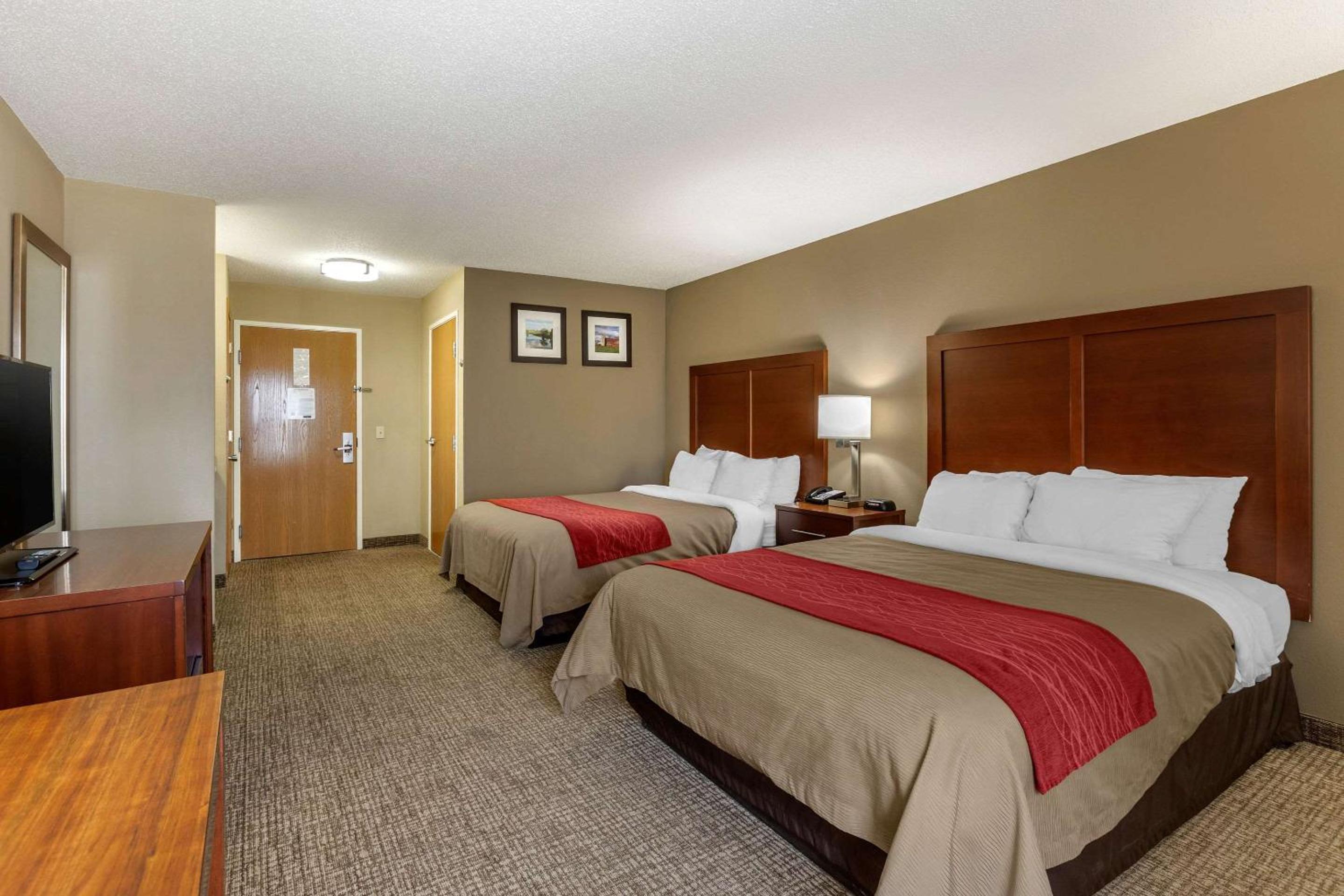 Queen Room with Two Queen Beds - Non-Smoking - Photo 4