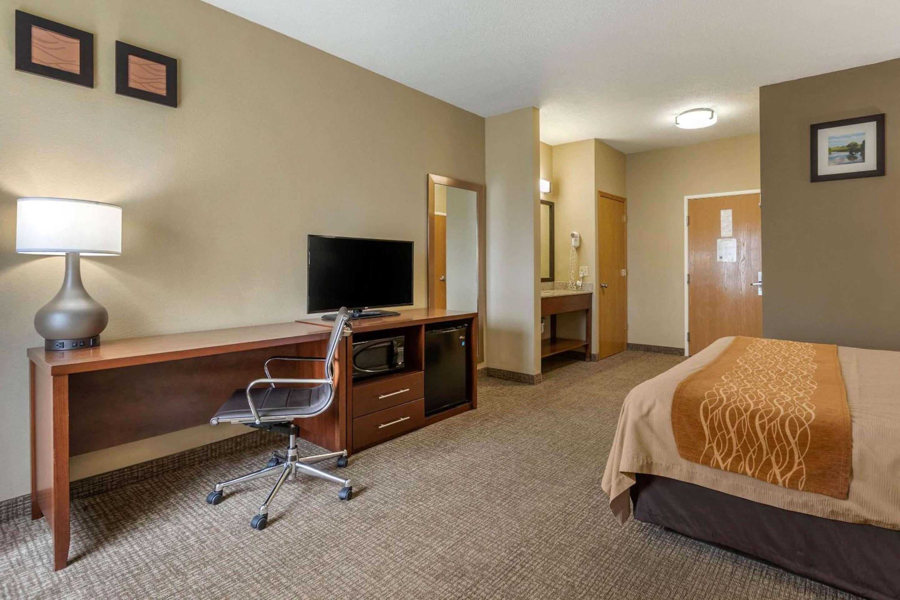 King Room - Non-Smoking - Photo 5