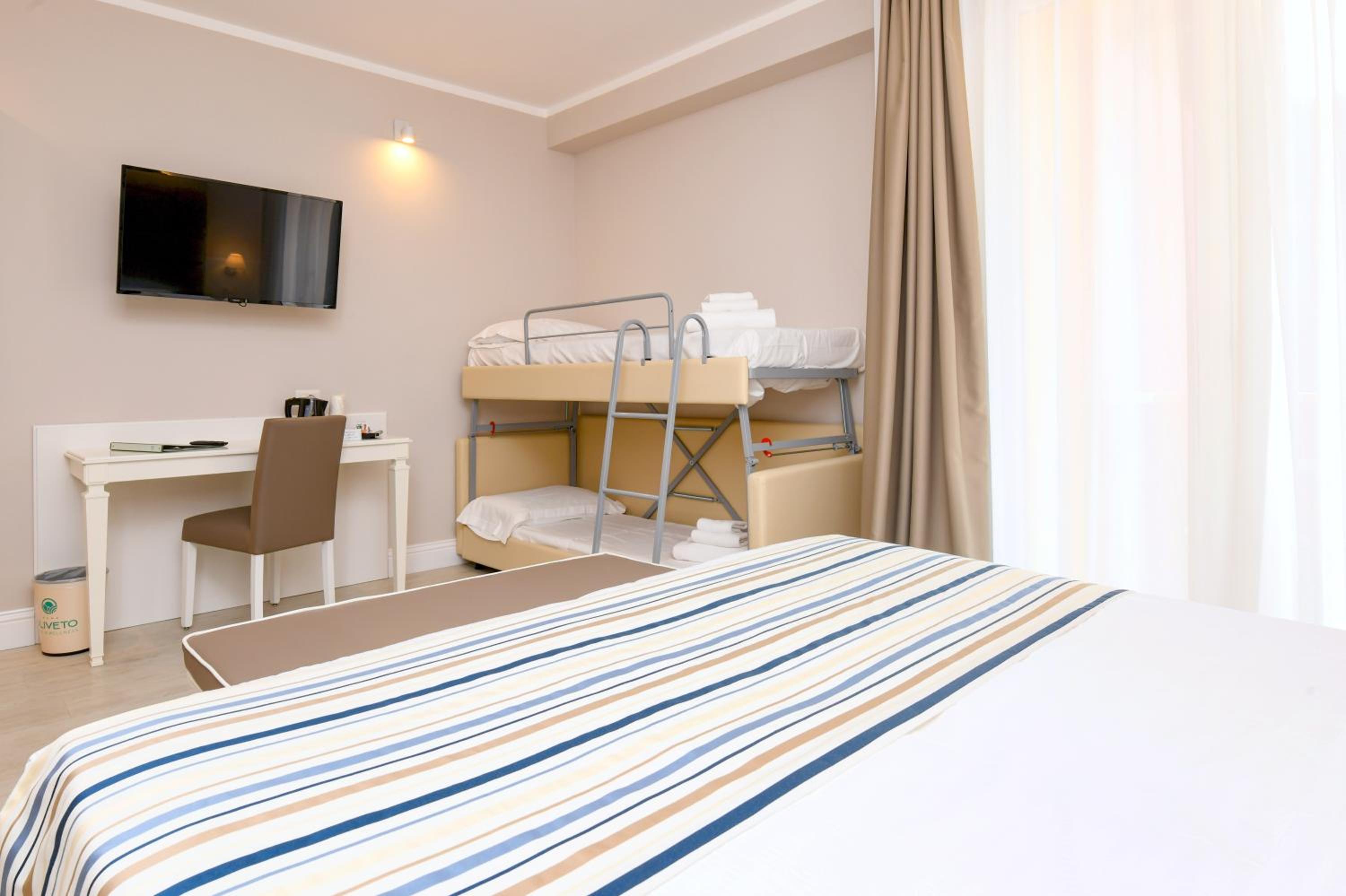 Superior Quadruple Room - Photo 2