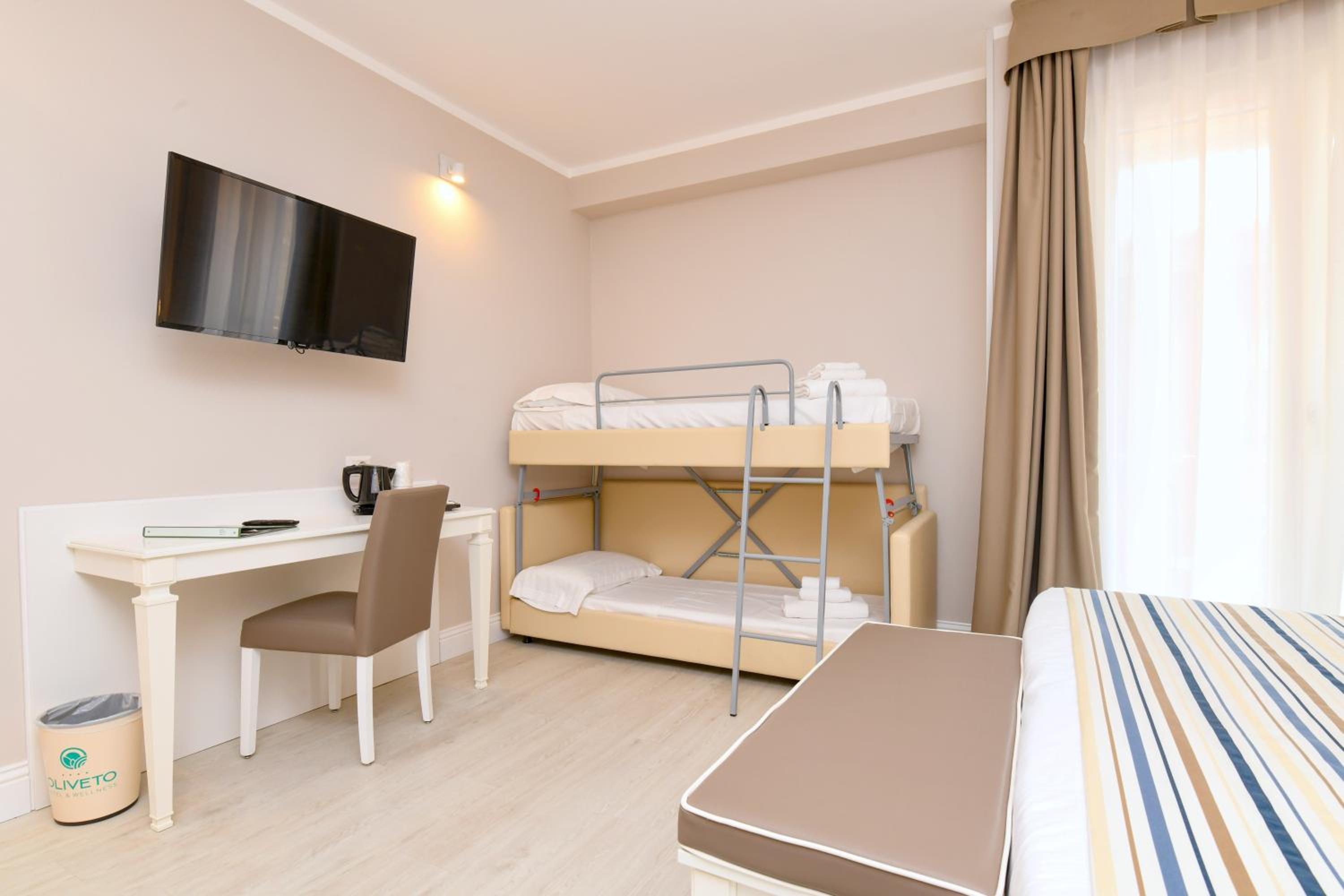 Superior Quadruple Room - Photo 3