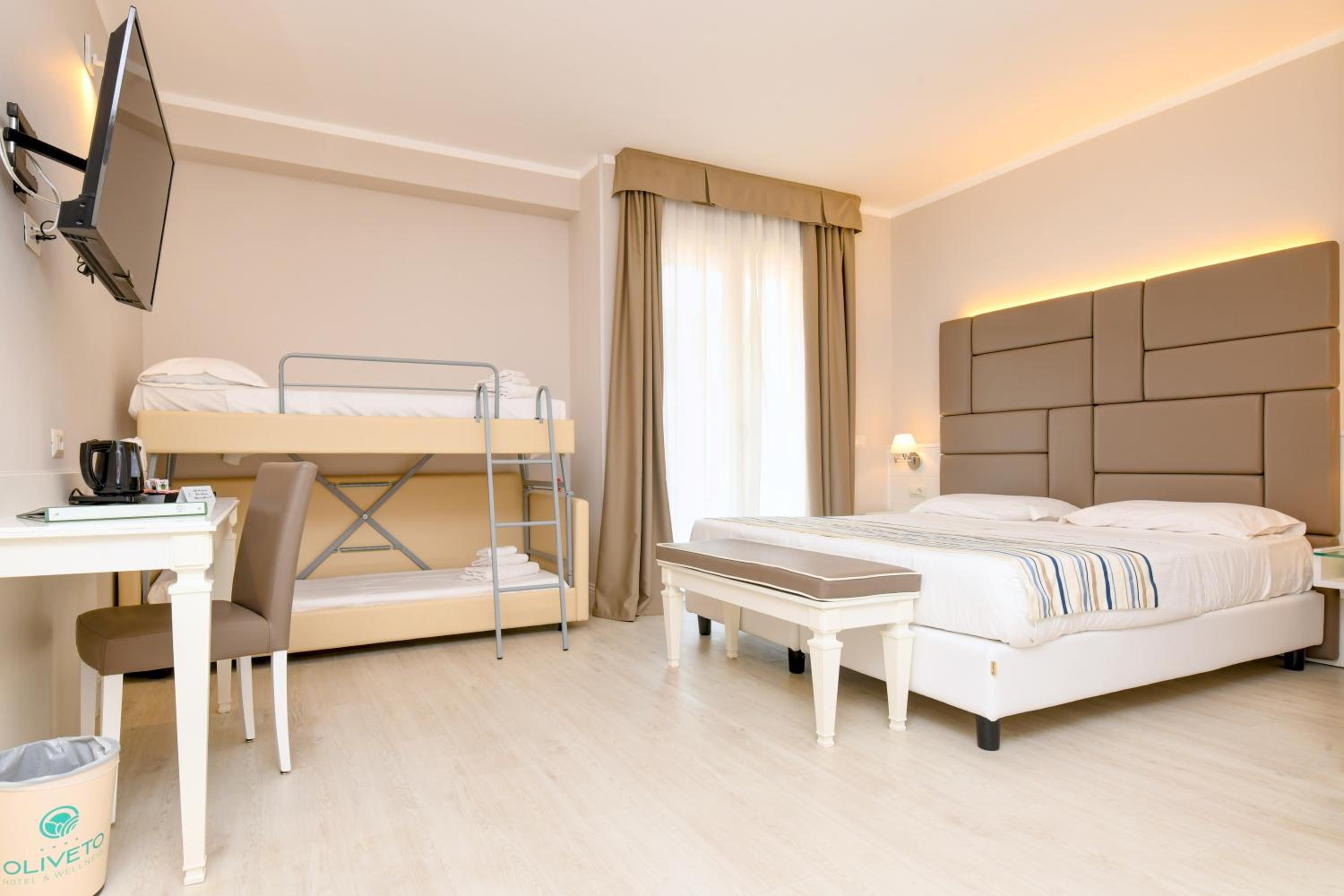 Superior Quadruple Room - Photo 4