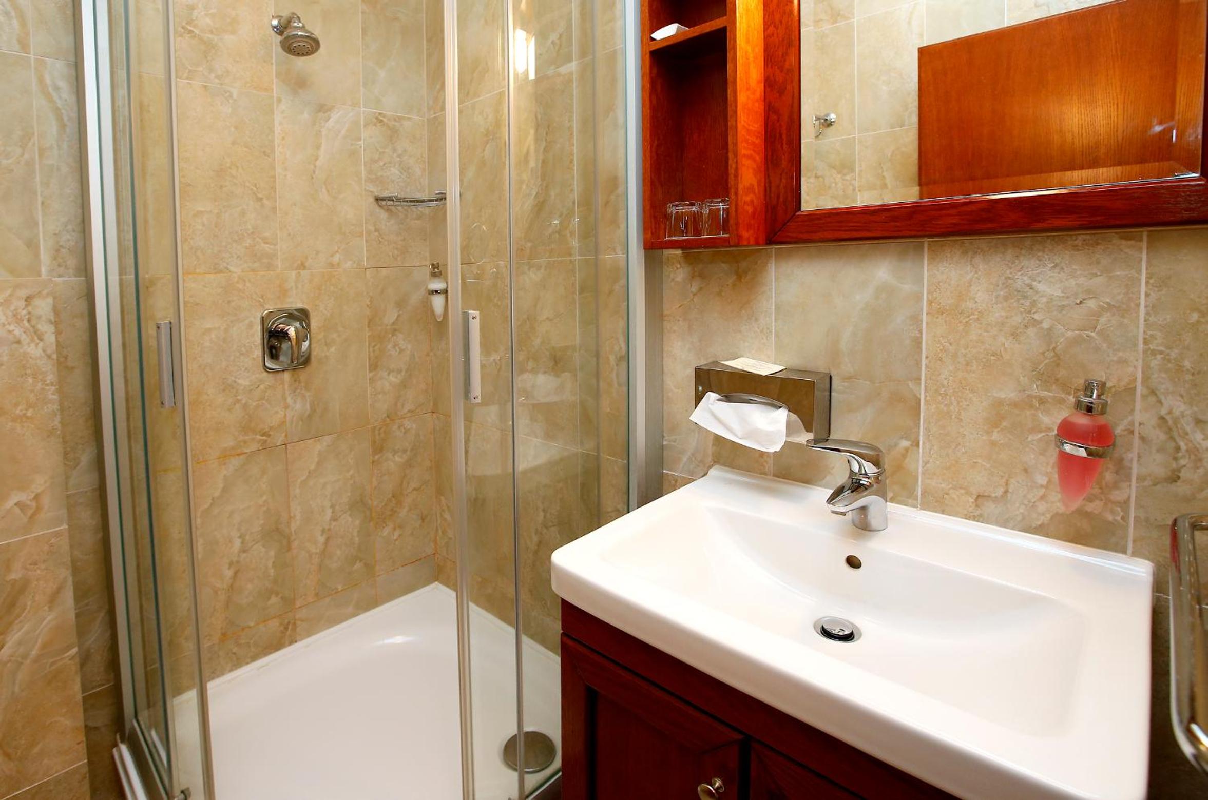 Double or Twin Room with Balcony - Photo 10