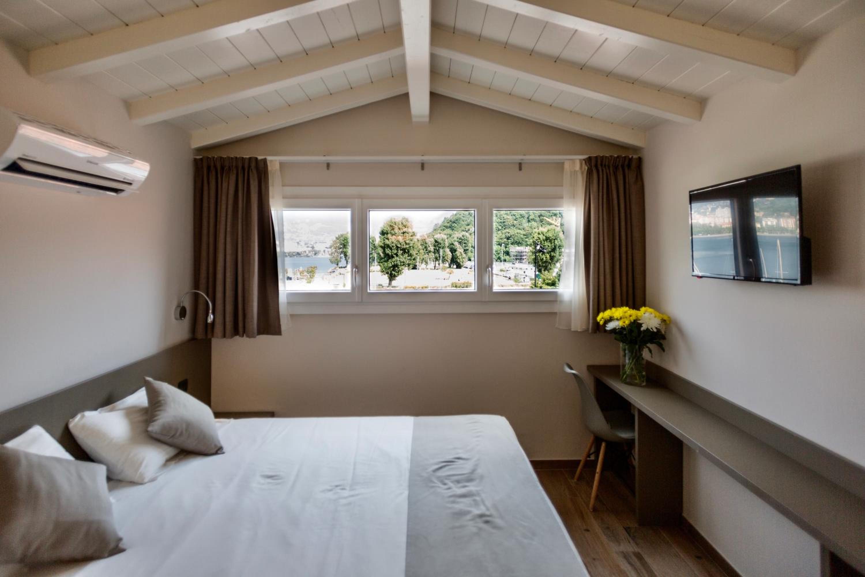 Double or Twin Room with Lake View photo 1