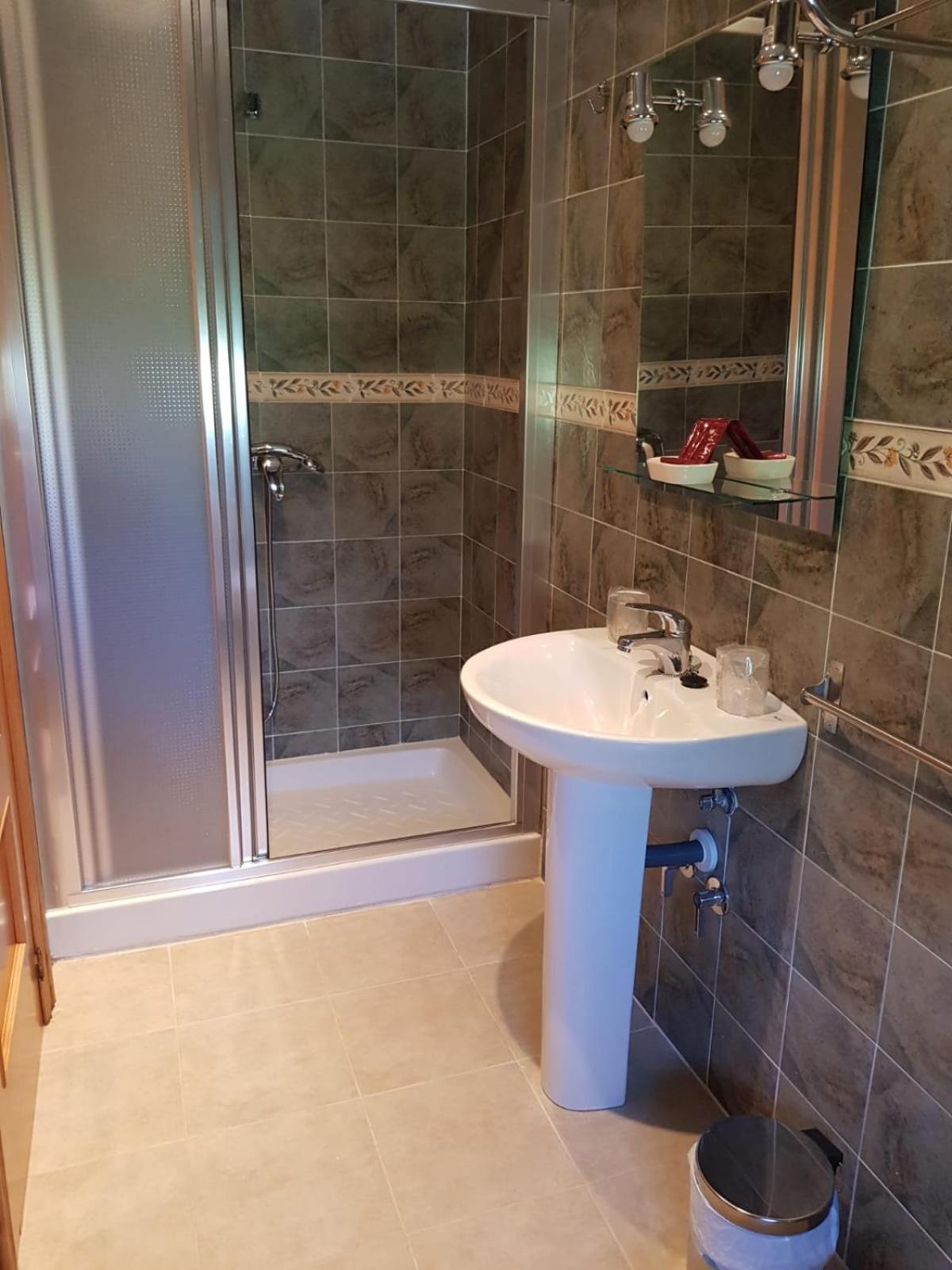 Twin Room with Private Bathroom photo 3