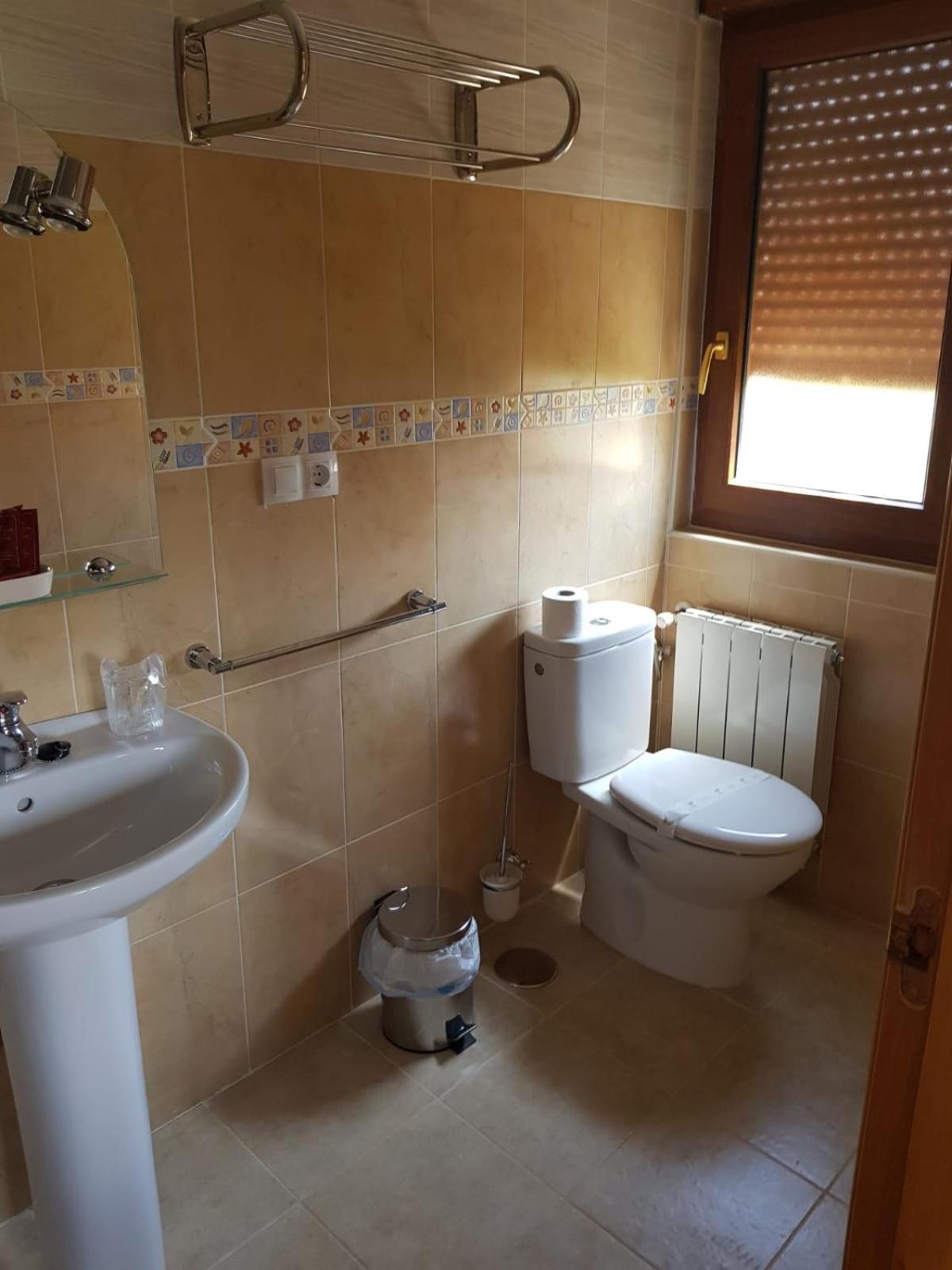 Twin Room with Private Bathroom photo 2