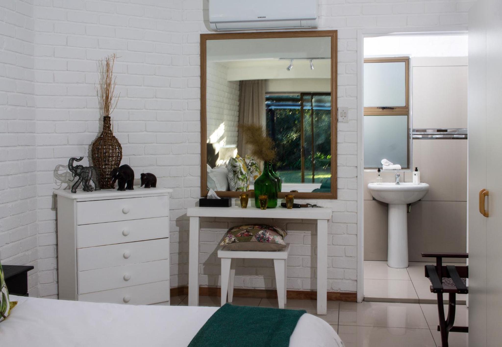 Standard Twin Room - Photo 11