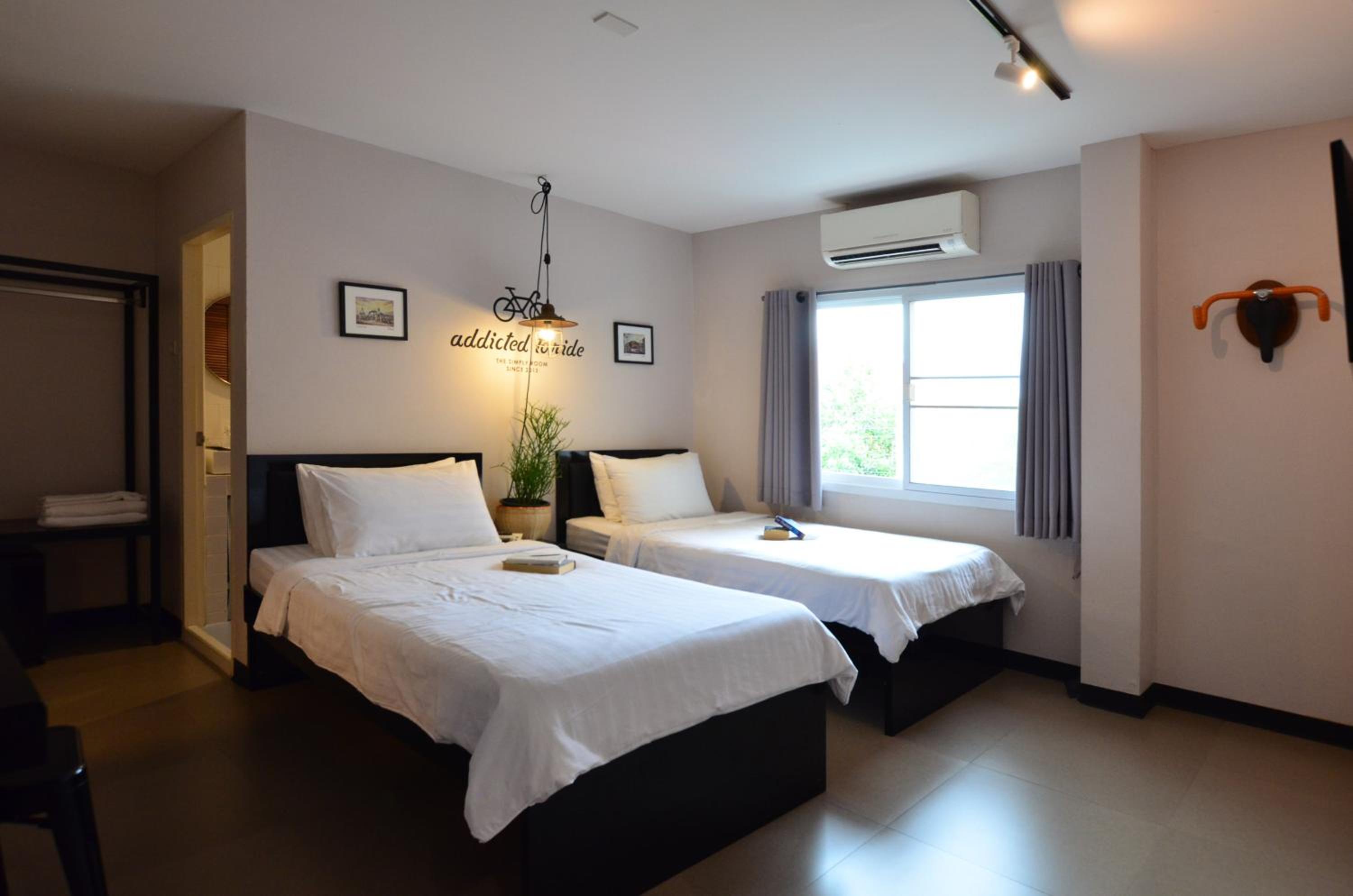 Twin Room with Private Bathroom - Photo 12