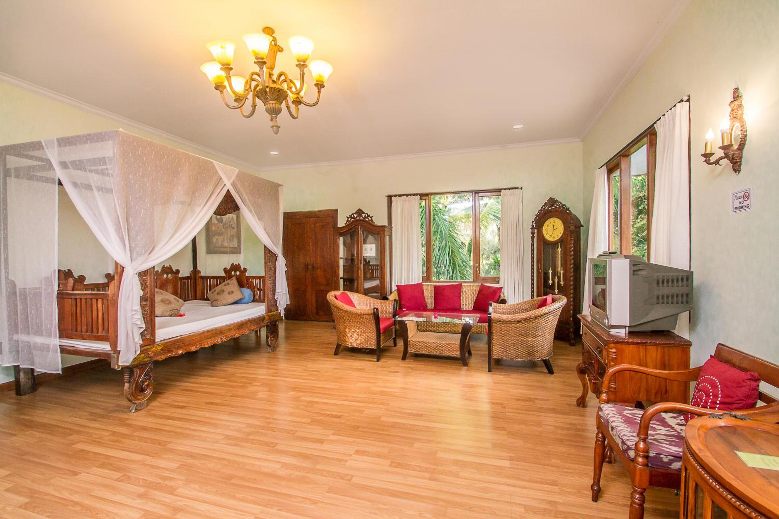 Villa with Private Pool - Photo 8