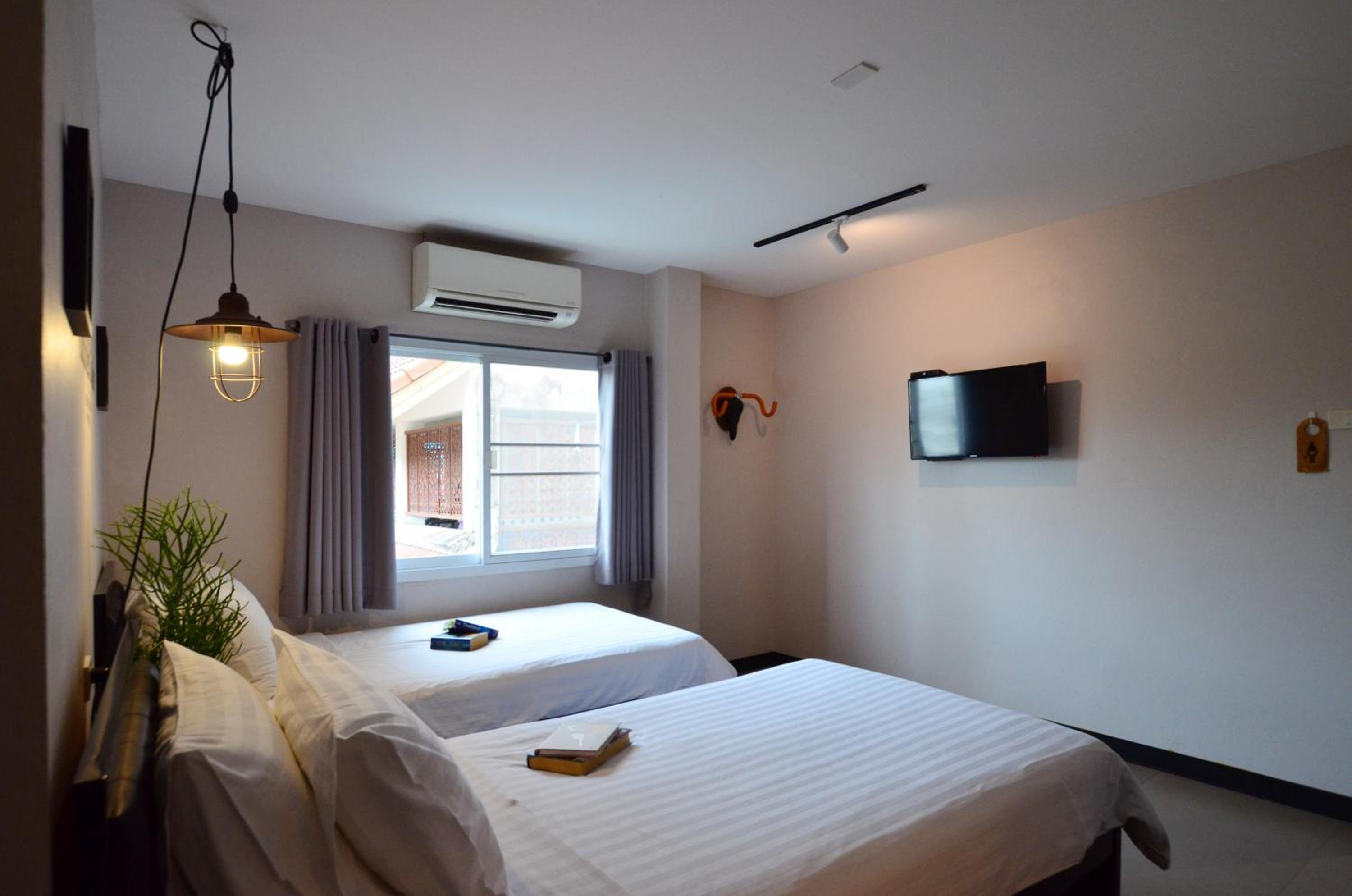 Twin Room with Private Bathroom - Photo 8
