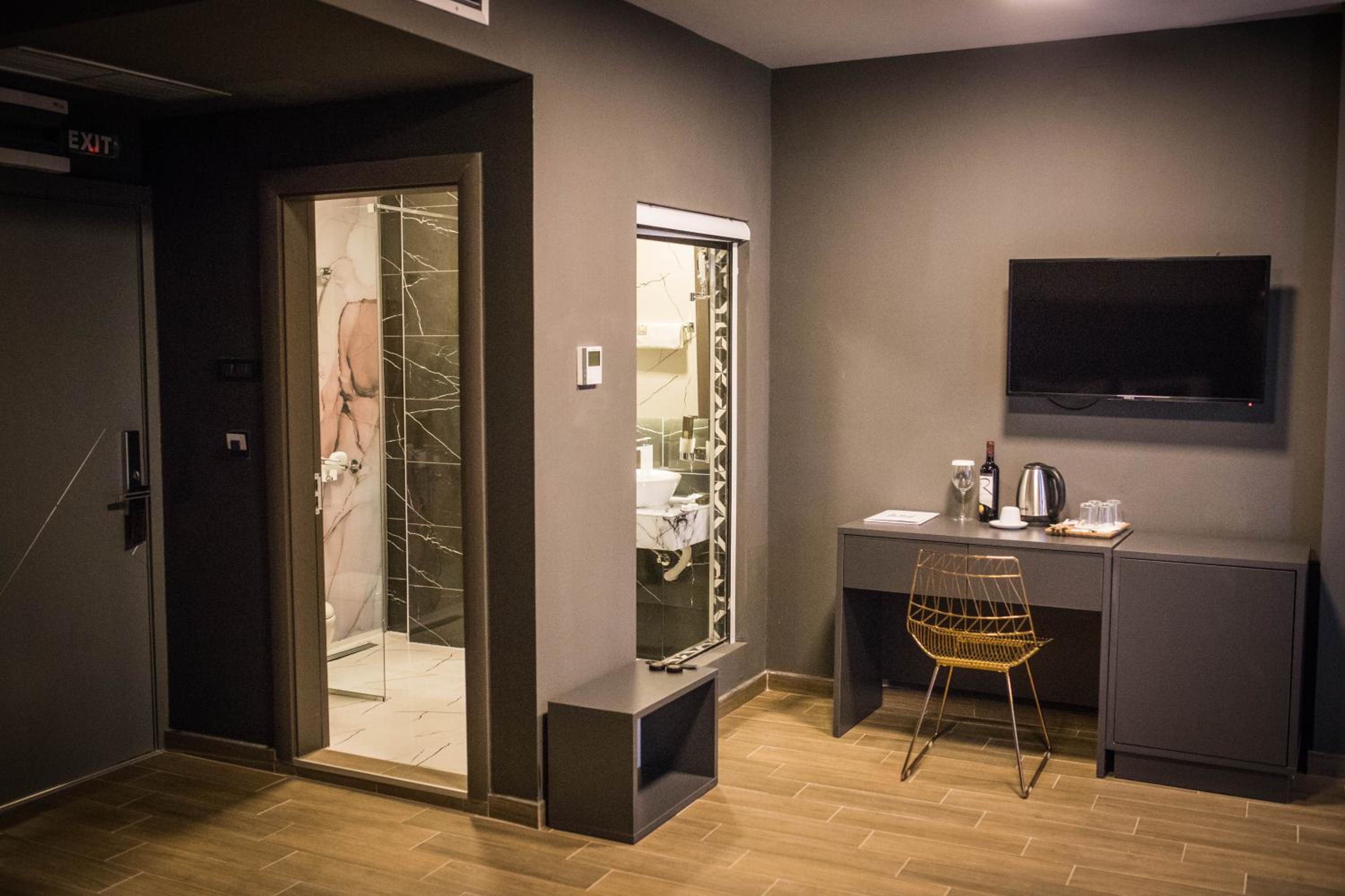 Deluxe Double Room with Balcony photo 3