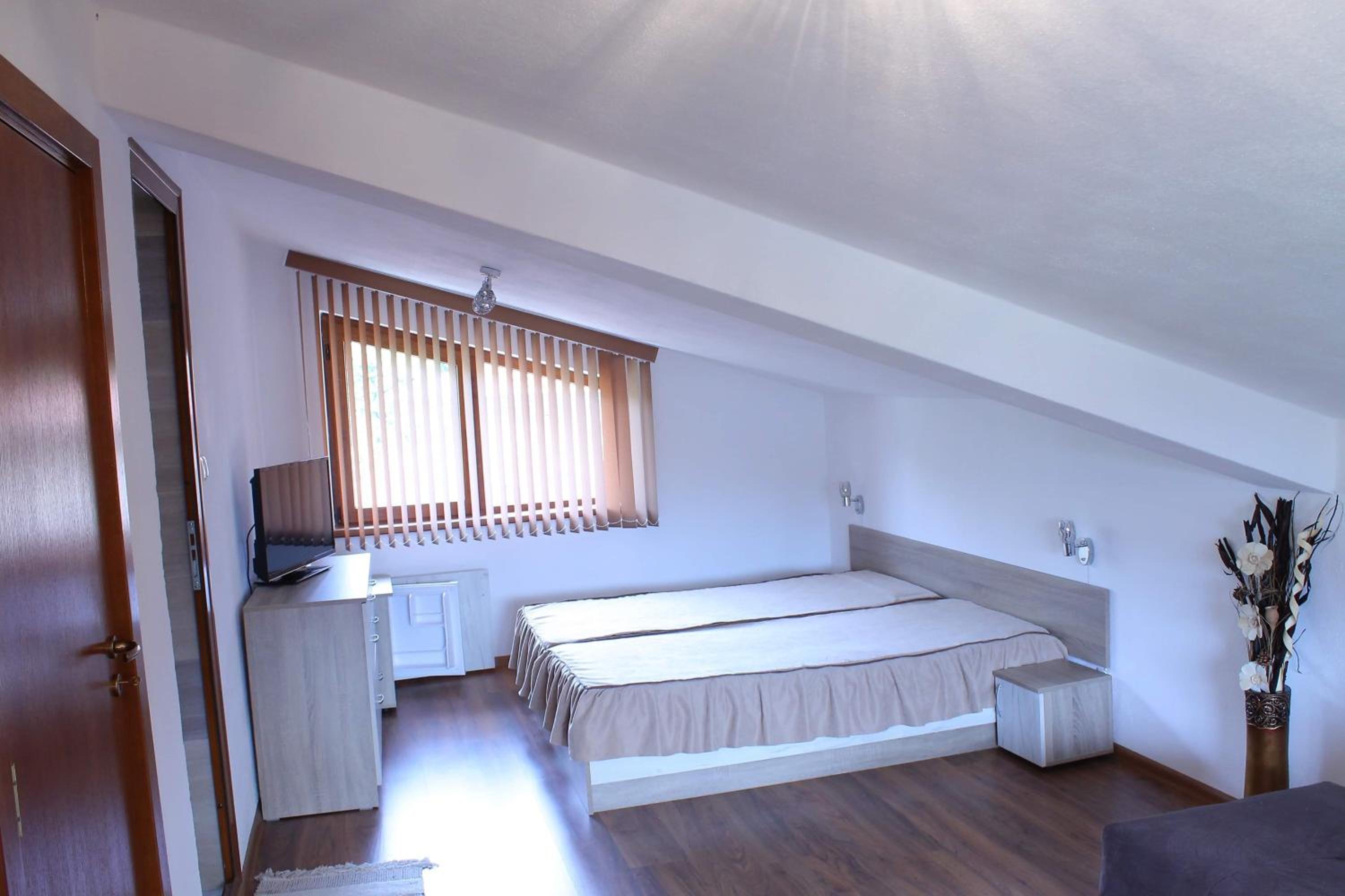 Quadruple Room with Private Bathroom photo 3