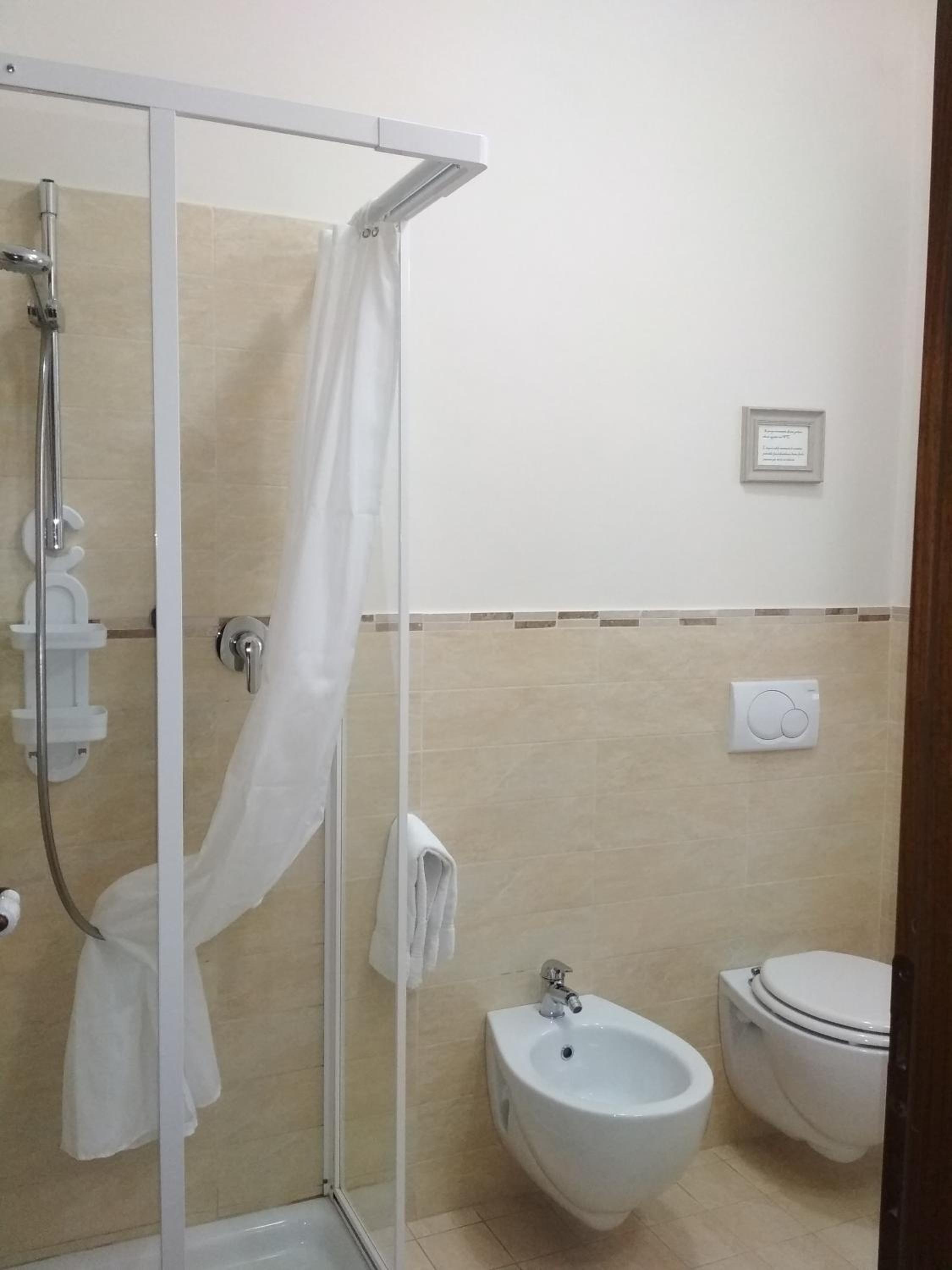 Double Room - Photo 16