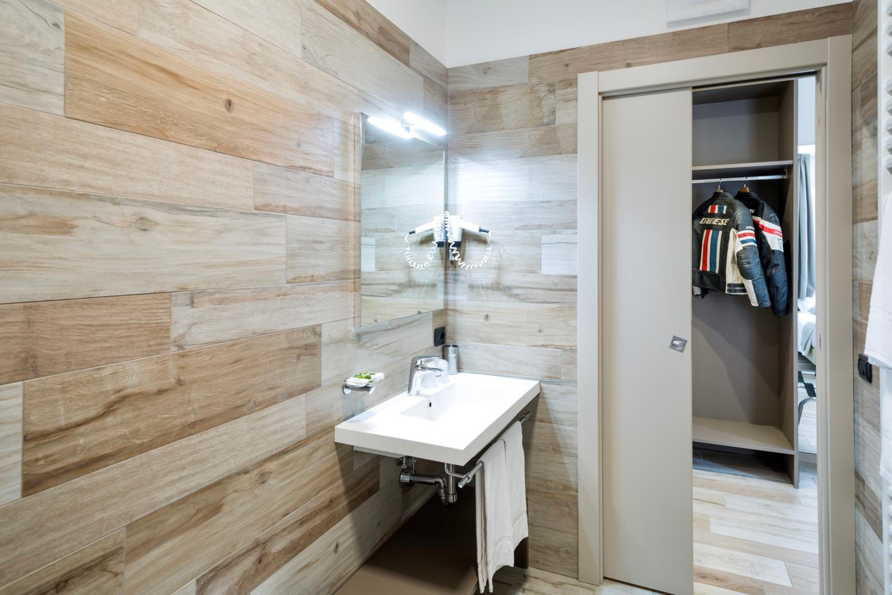 Double or Twin Room - Photo 6